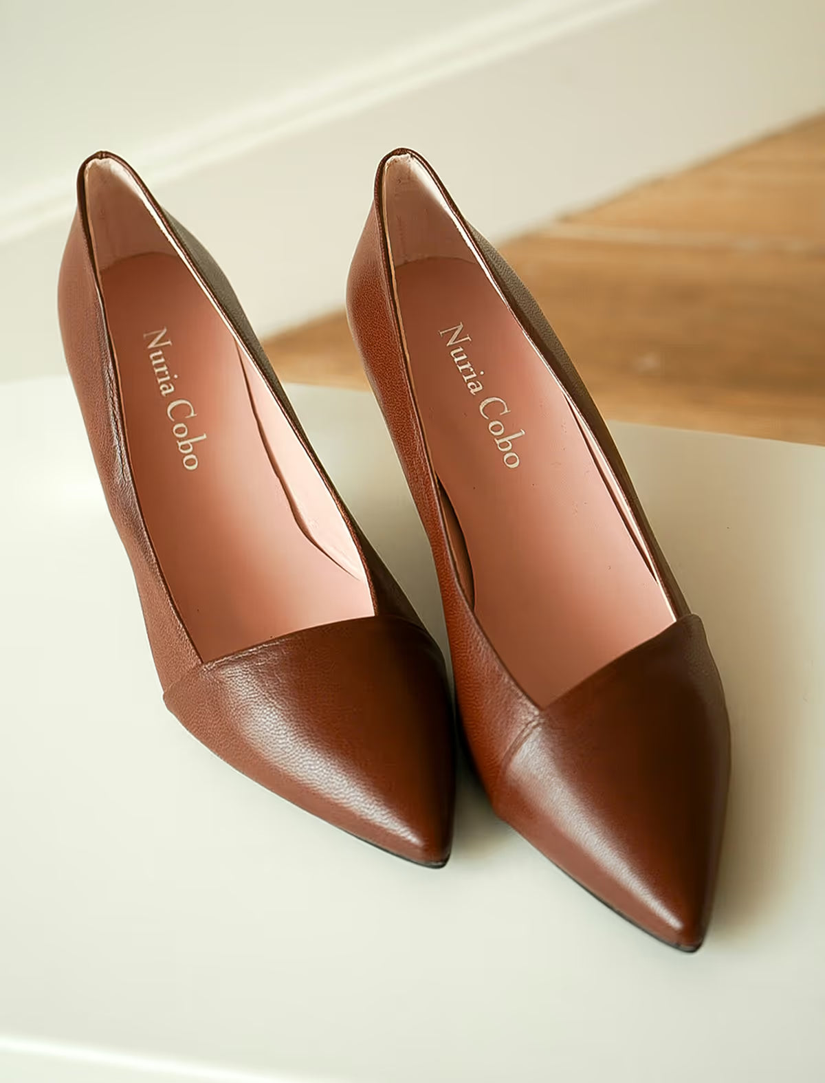 Zapato de piel marrón tacón medio Aguamarina