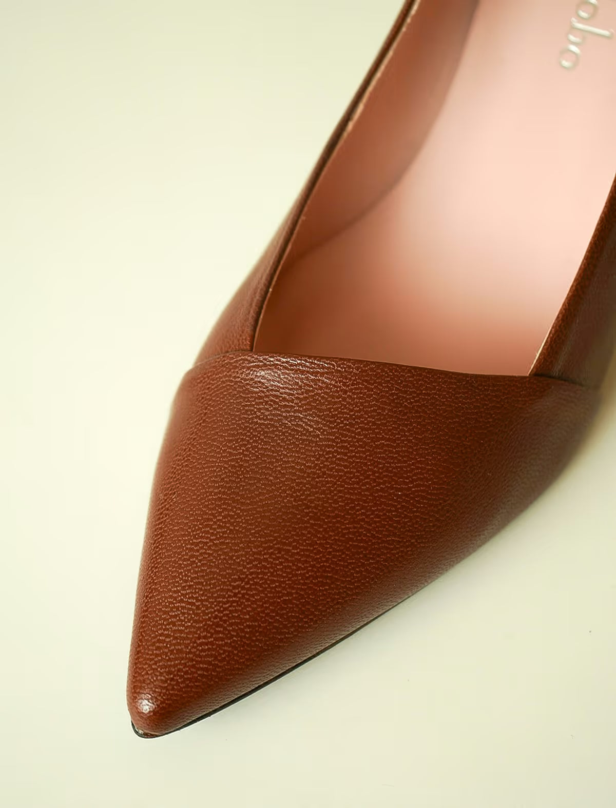 Zapato de piel marrón tacón medio Aguamarina
