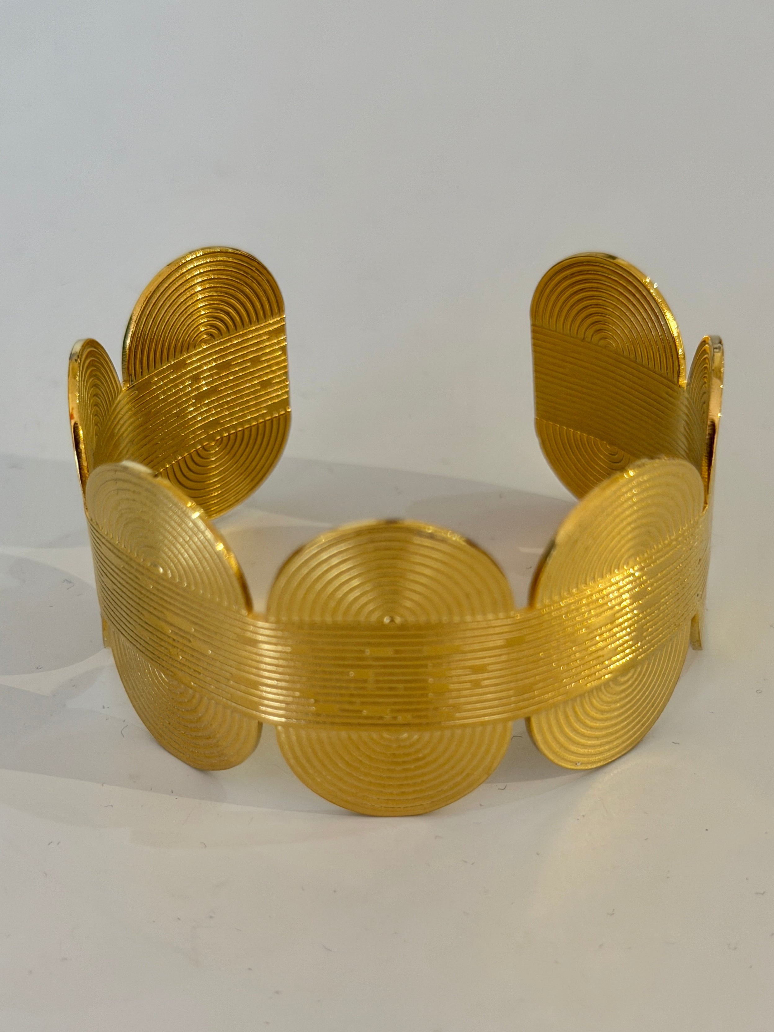 Brazalete dorado curves chic