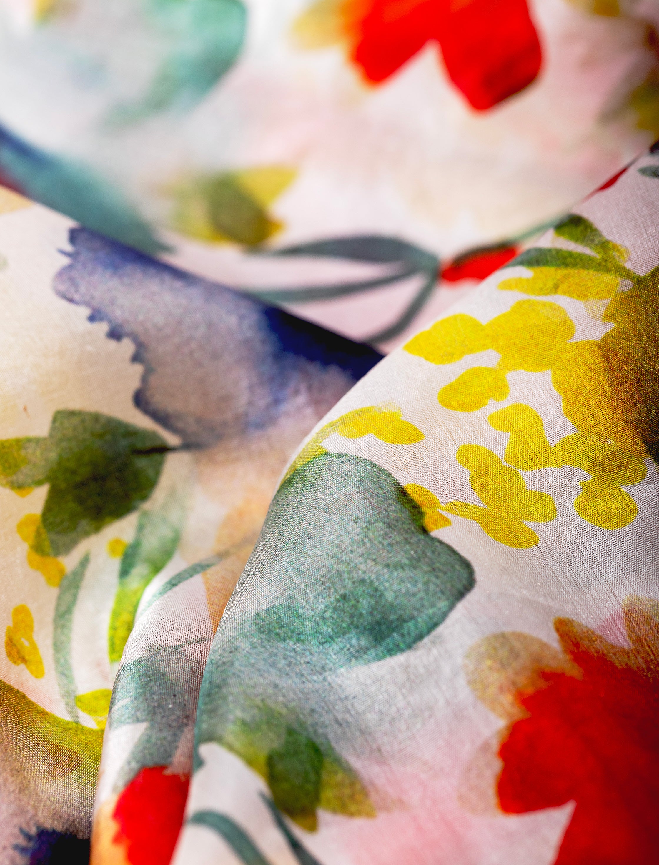 Pañuelo de seda Fiore con estampado en naranja, azul y rojo – Nuria Cobo