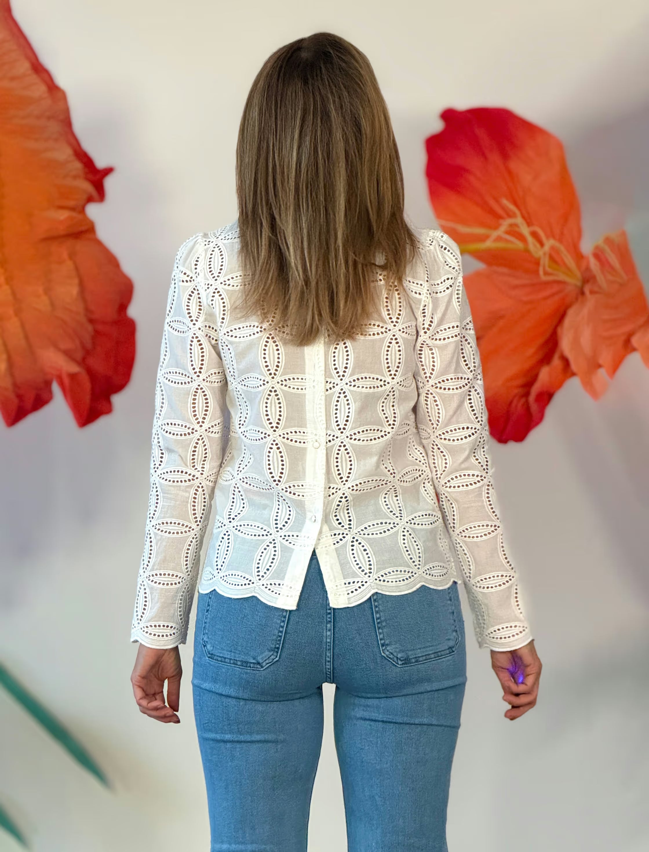 Camisa blanca perforada artesanal