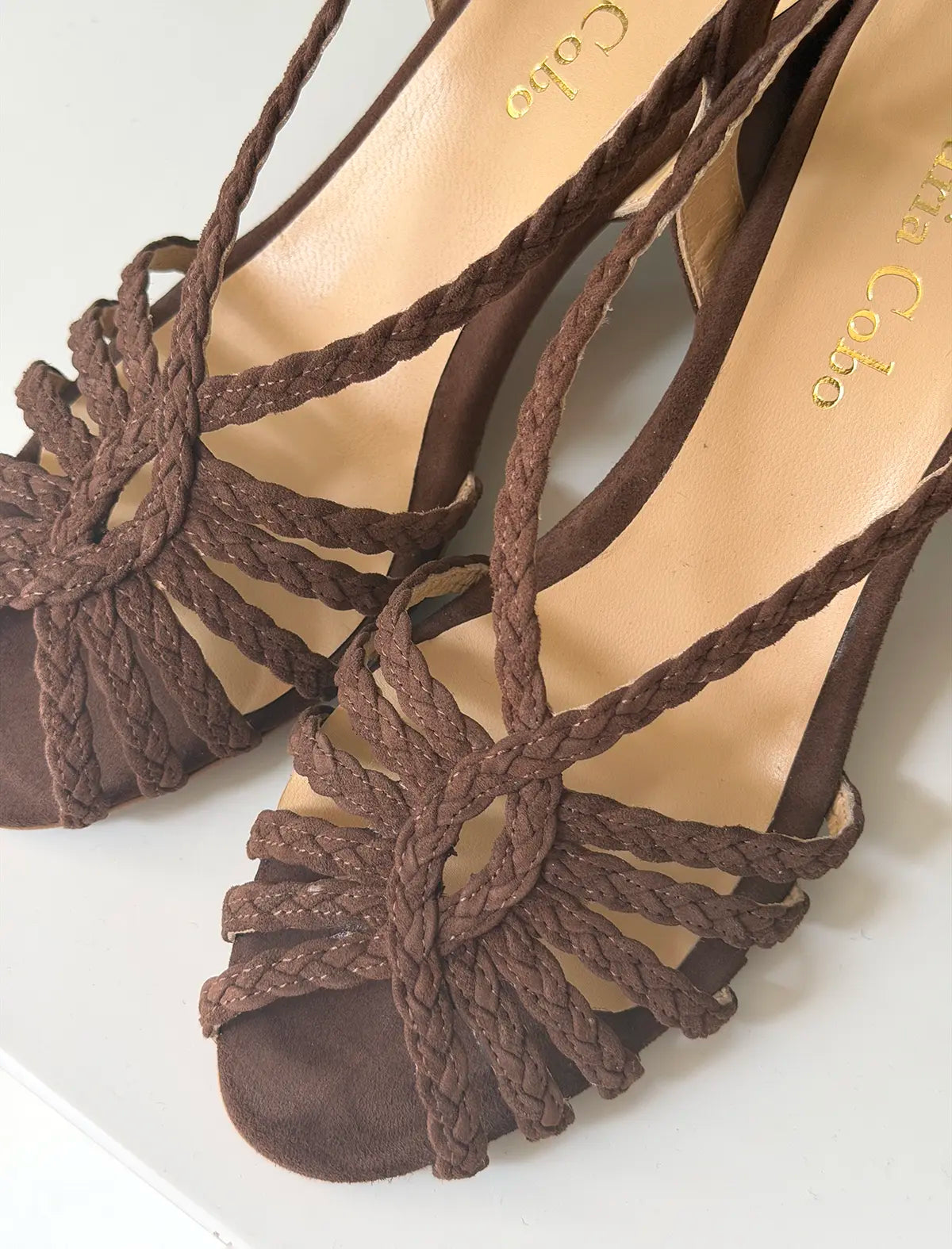 Sandalia trenzada marrón tacón medio Beca