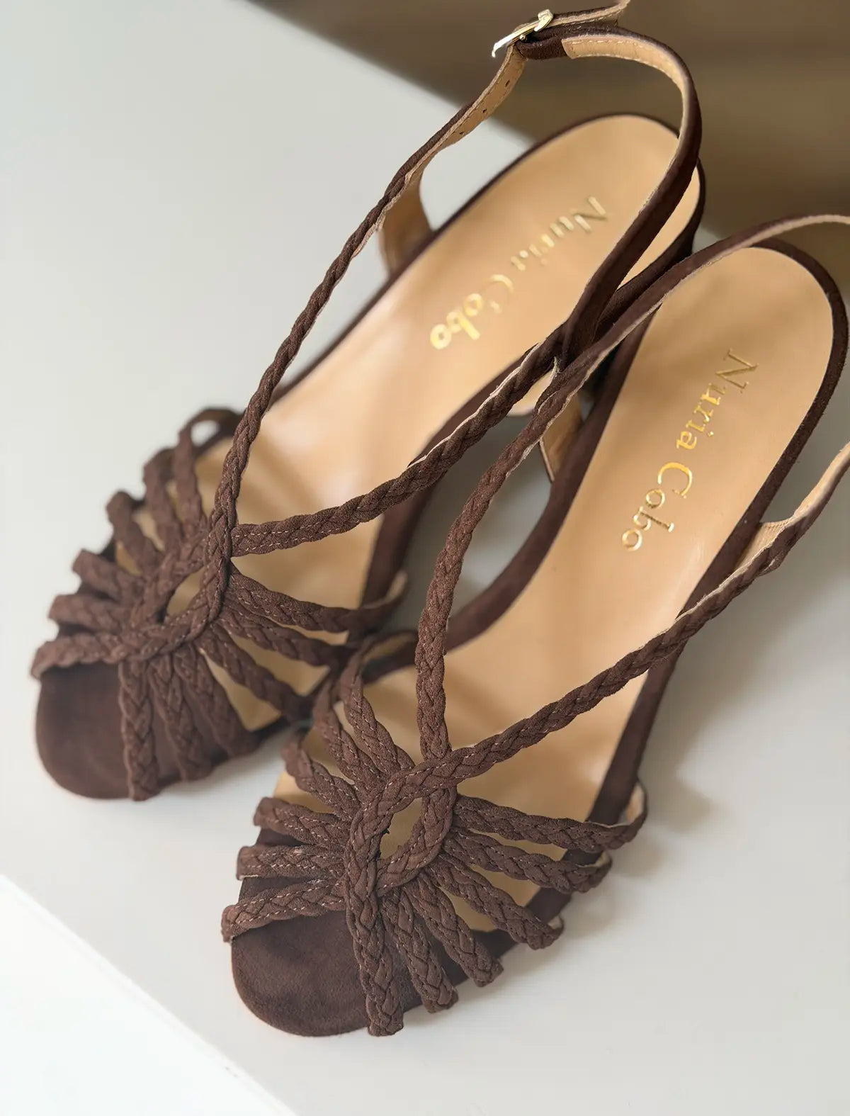 Sandalia trenzada marrón tacón medio Beca