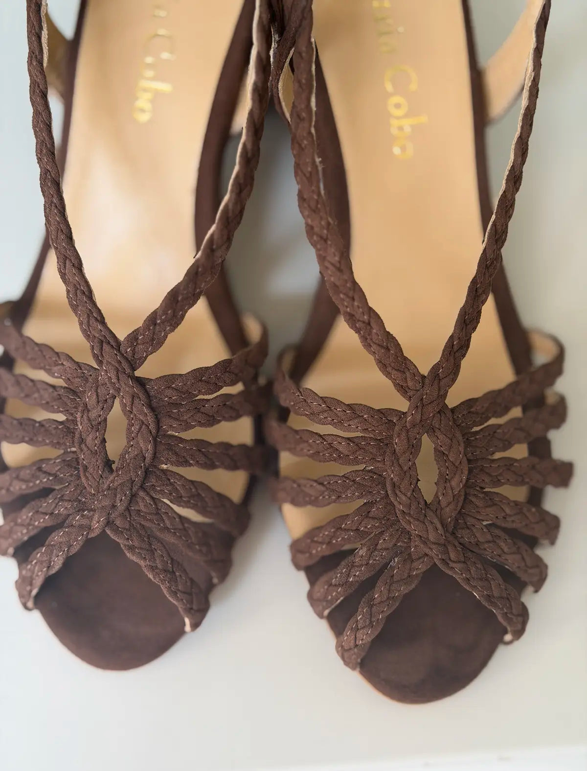 Sandalia trenzada marrón tacón medio Beca