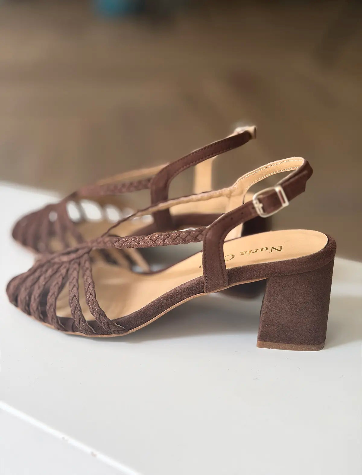 Sandalia trenzada marrón tacón medio Beca