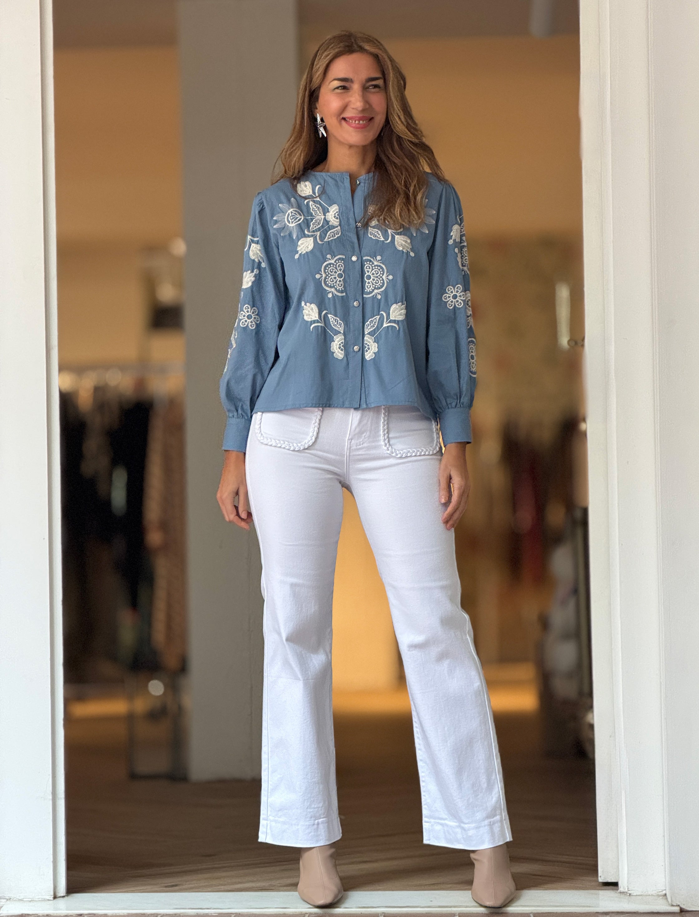 Camisa azul bordada flores ideal