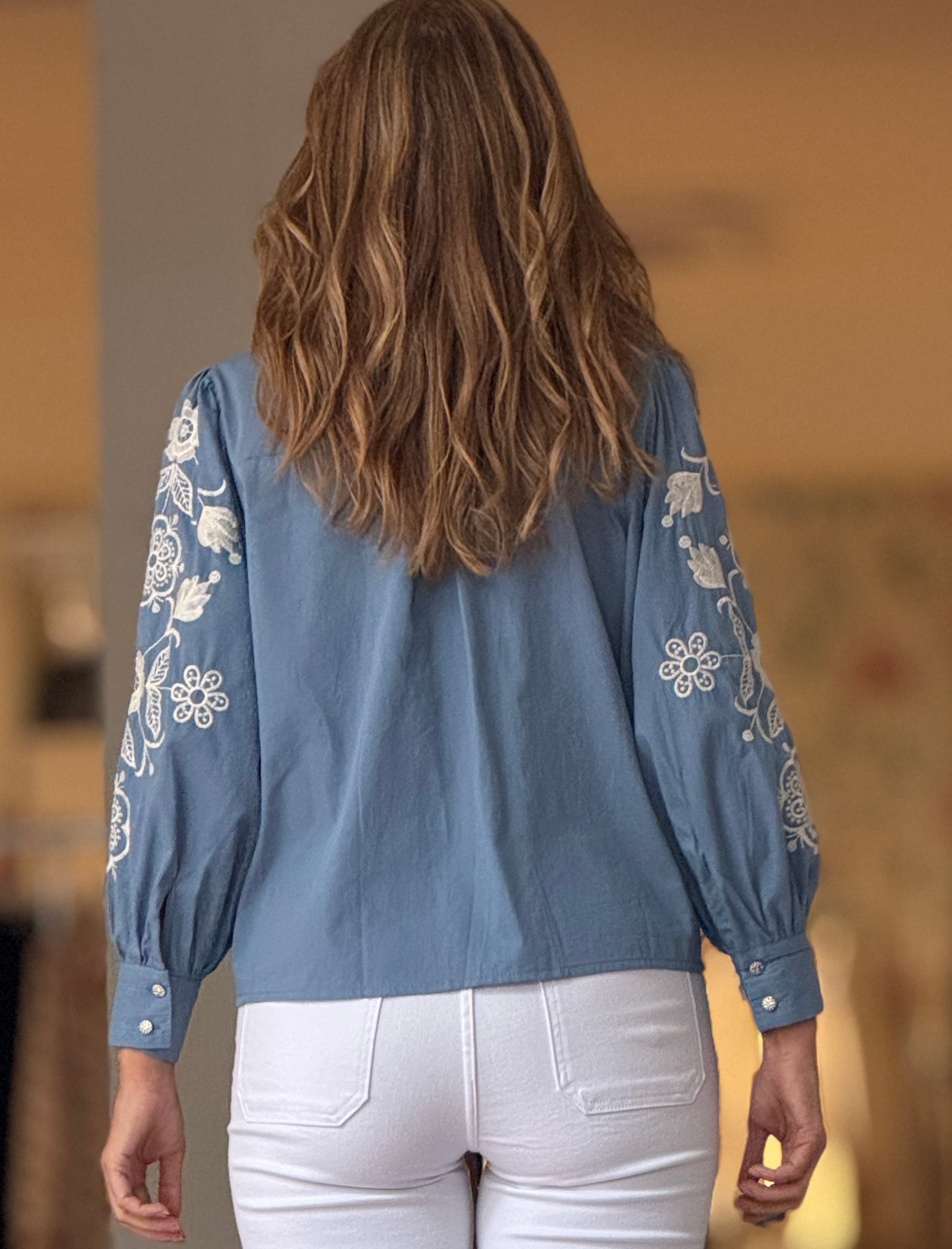 Camisa azul bordada flores ideal