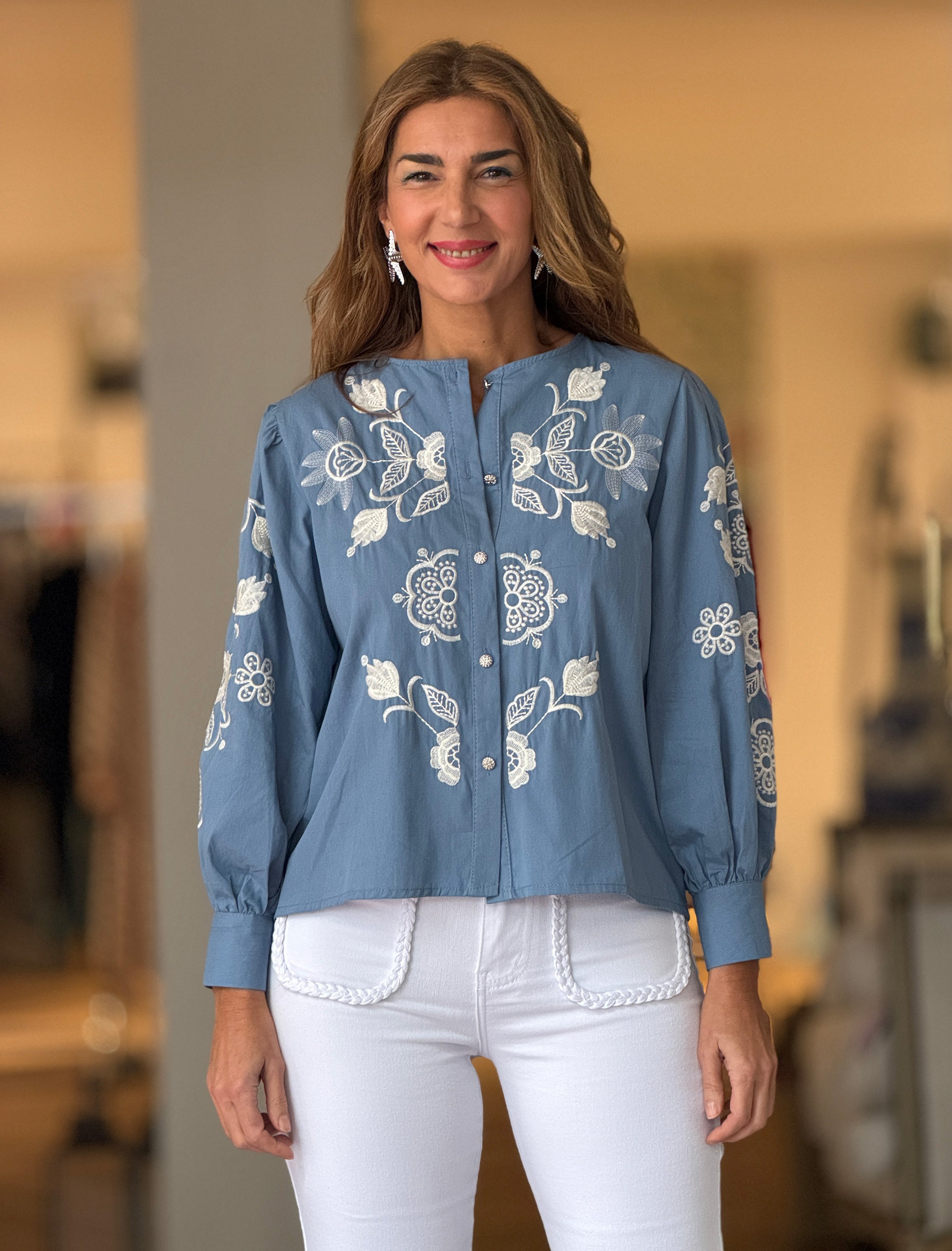 Camisa azul bordada flores ideal