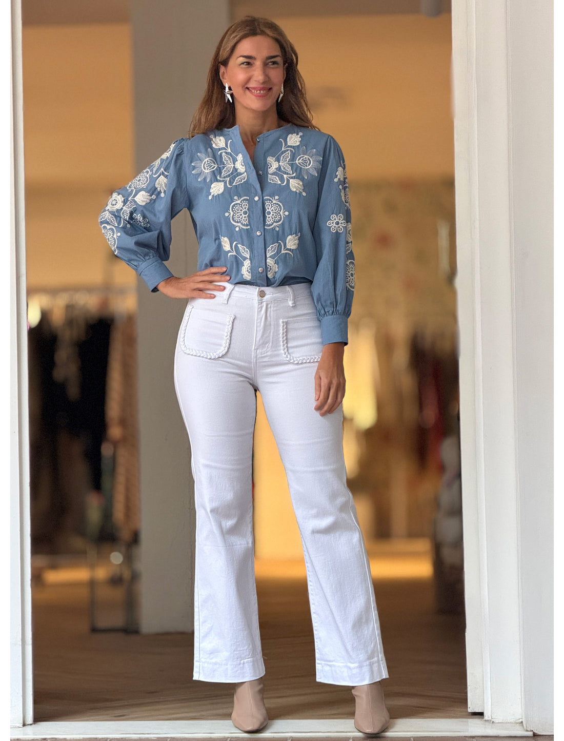 Camisa azul bordada flores ideal