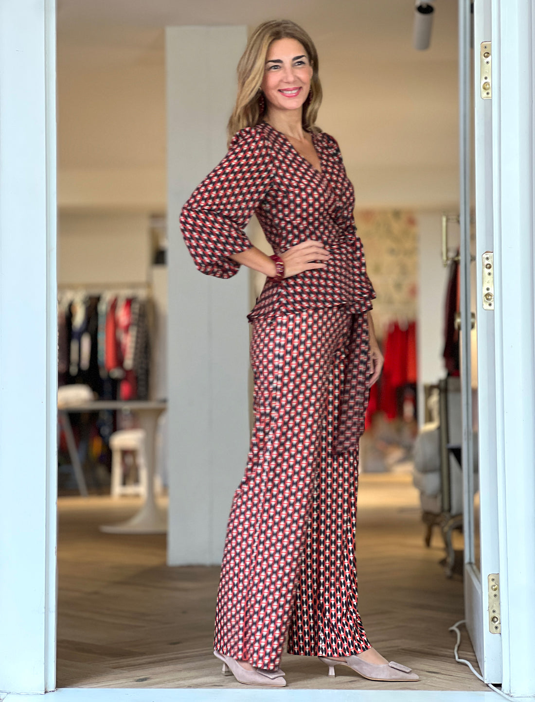 Total look camisa cruzada fluida y pantalón de punto elástico ideal