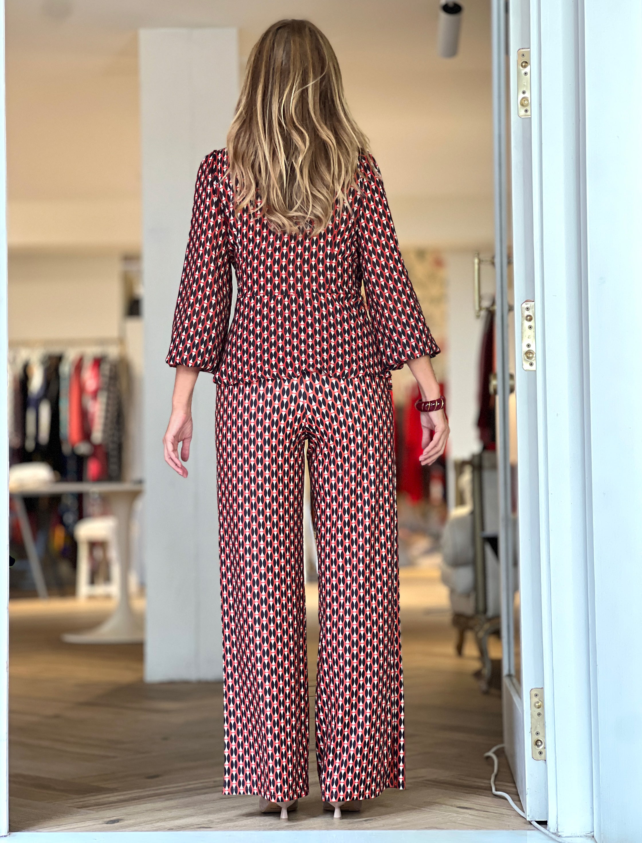 Total look camisa cruzada fluida y pantalón de punto elástico ideal