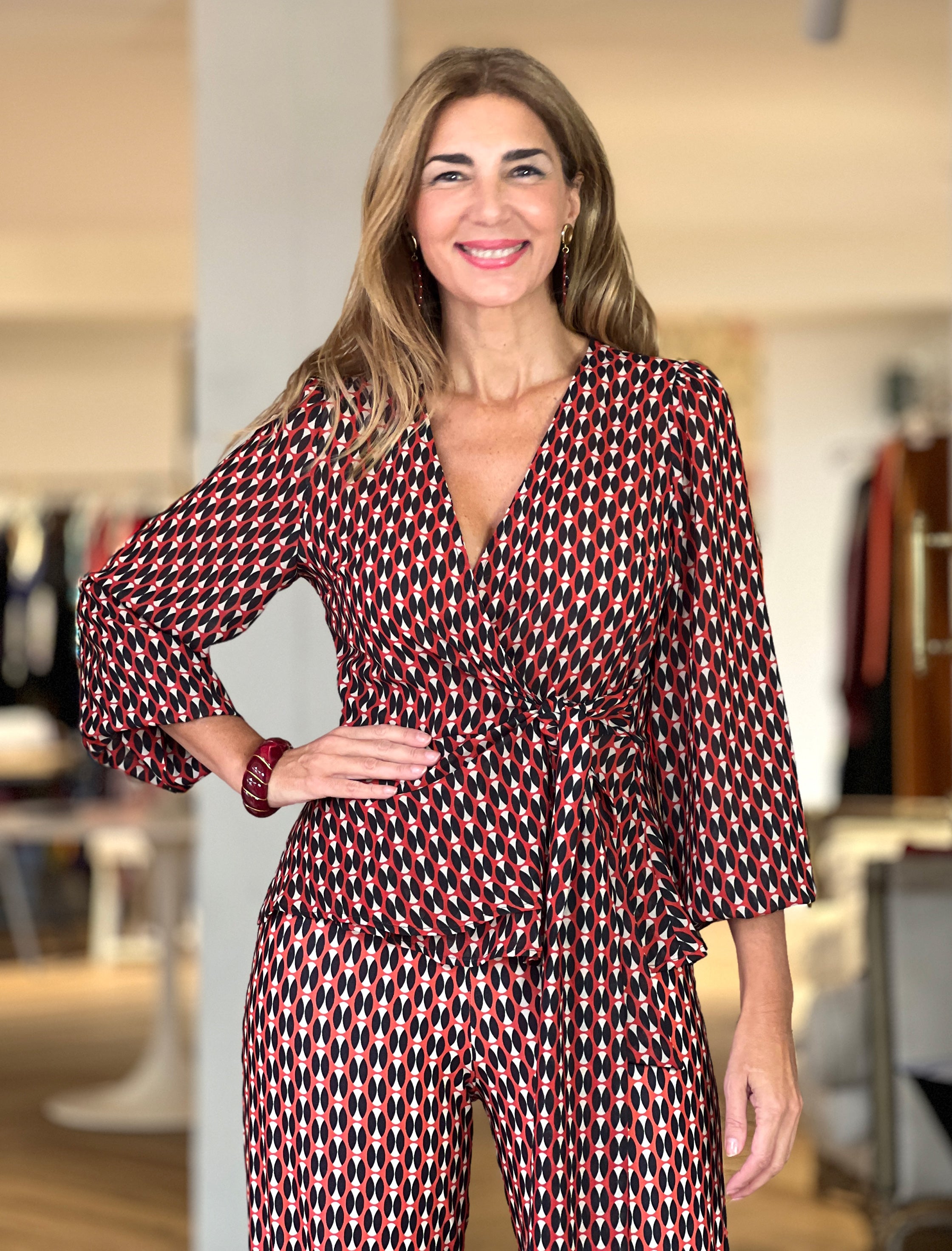 Total look camisa cruzada fluida y pantalón de punto elástico ideal