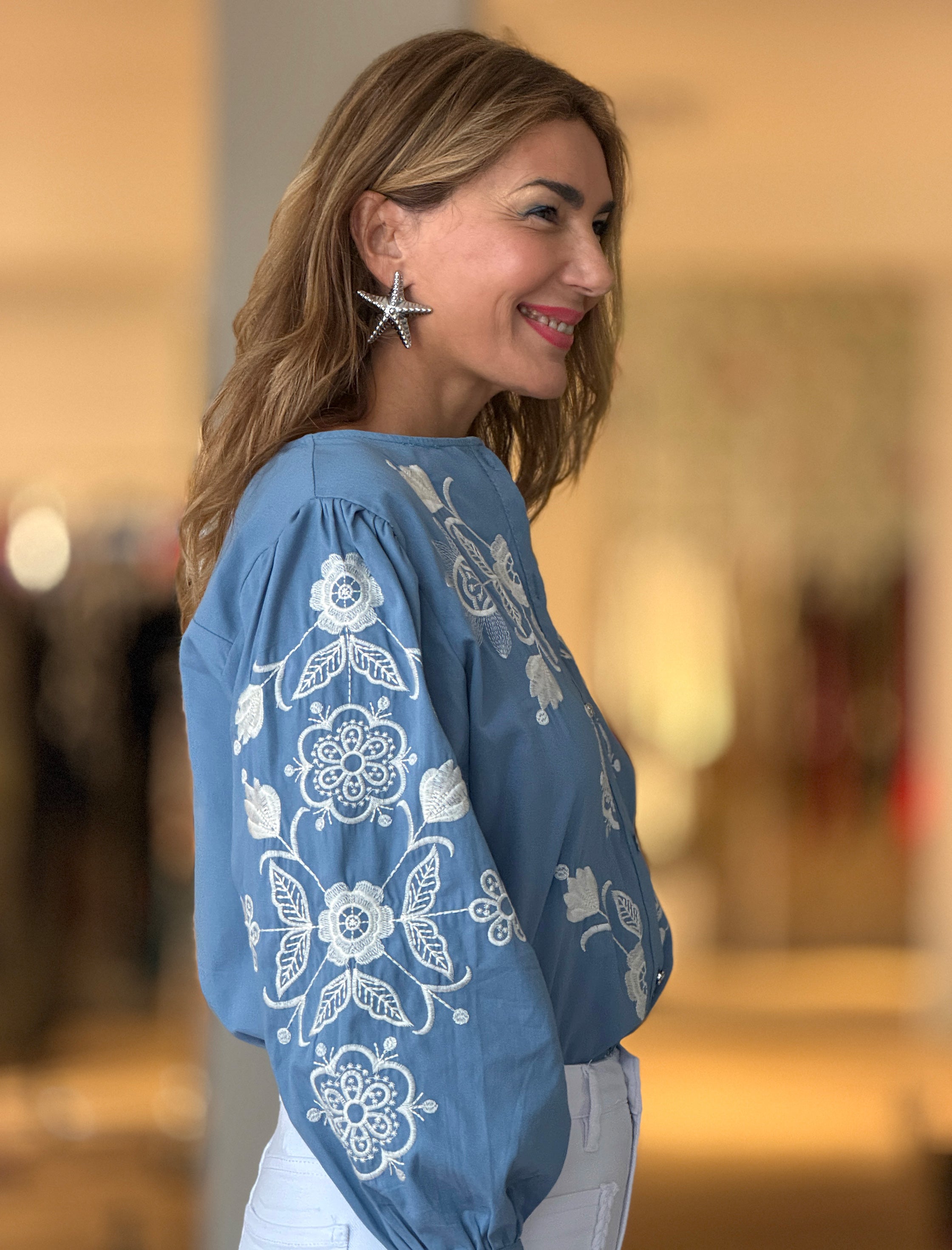 Camisa azul bordada flores ideal