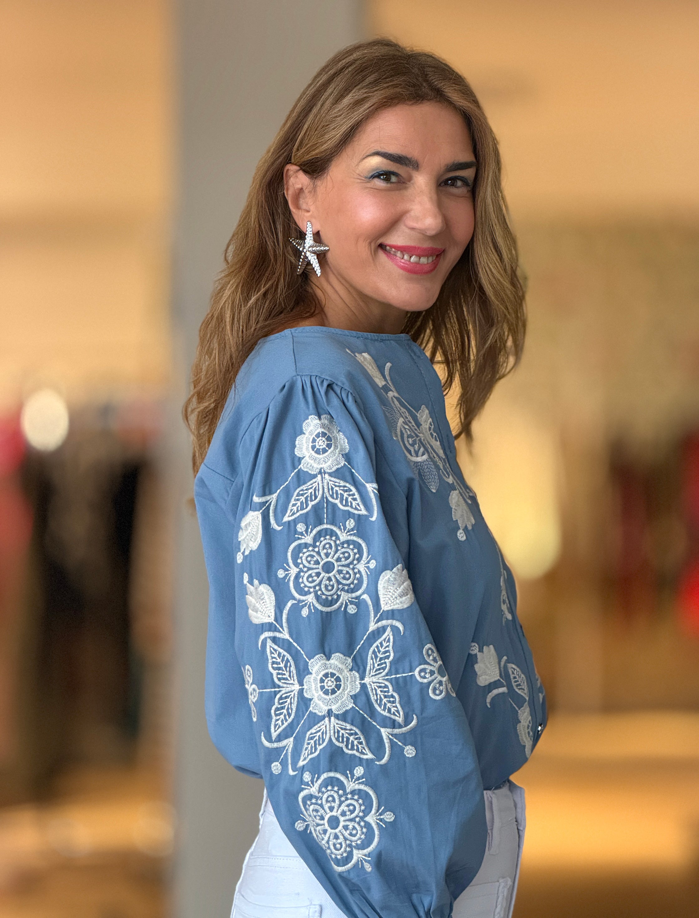 Camisa azul bordada flores ideal