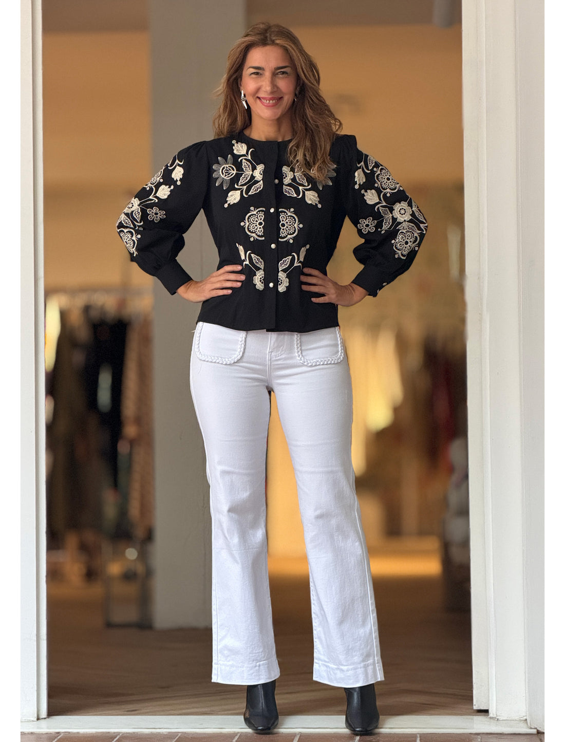 Camisa negra bordada flores ideal