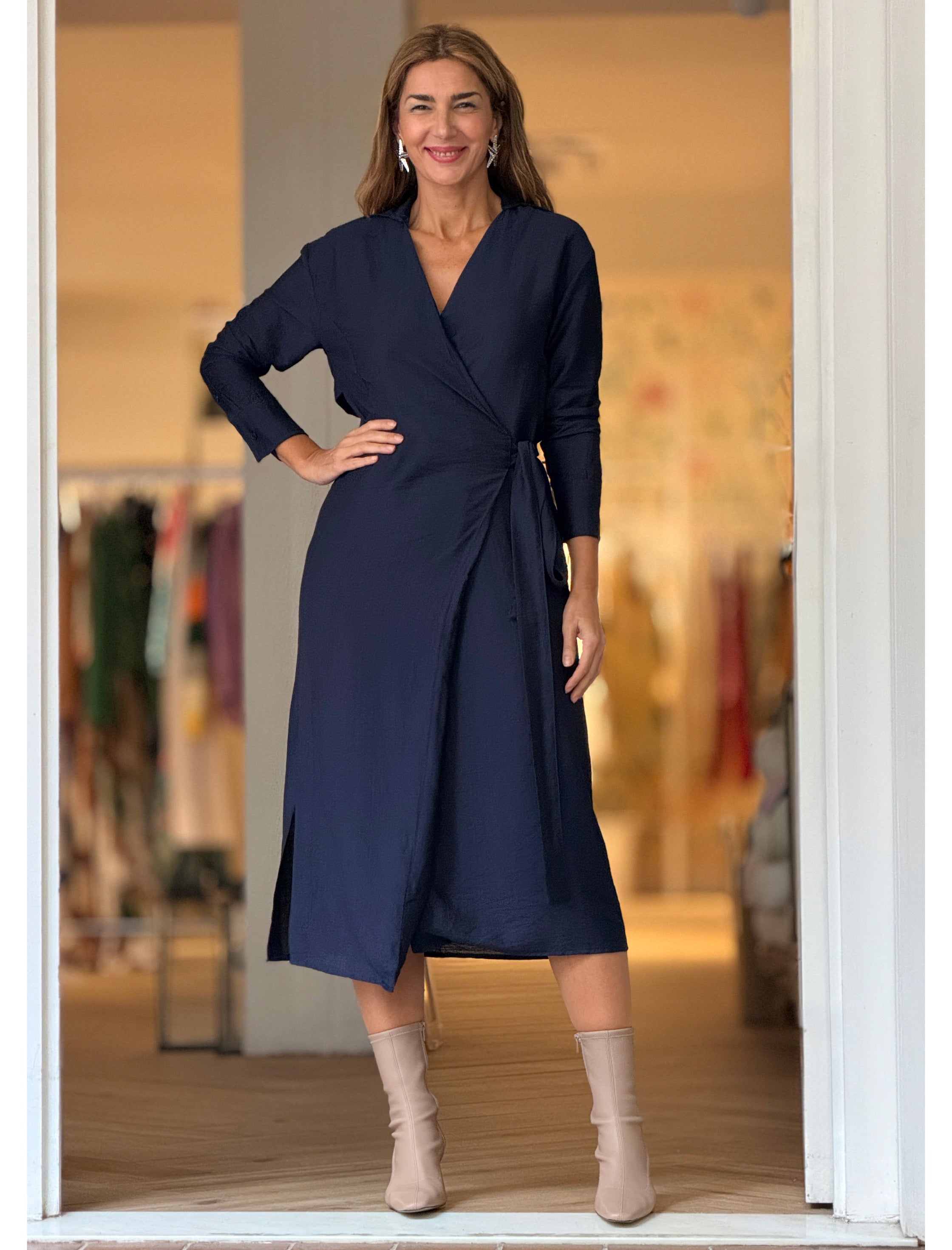 Vestido cruzado azul marino elegante