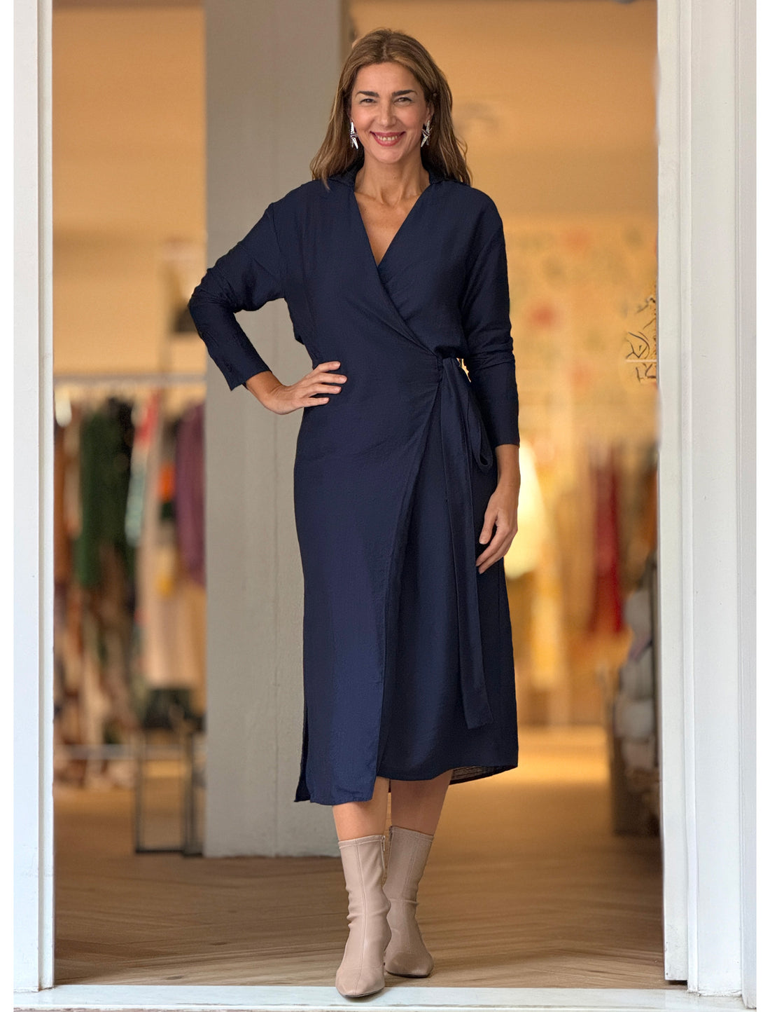 Vestido cruzado azul marino elegante