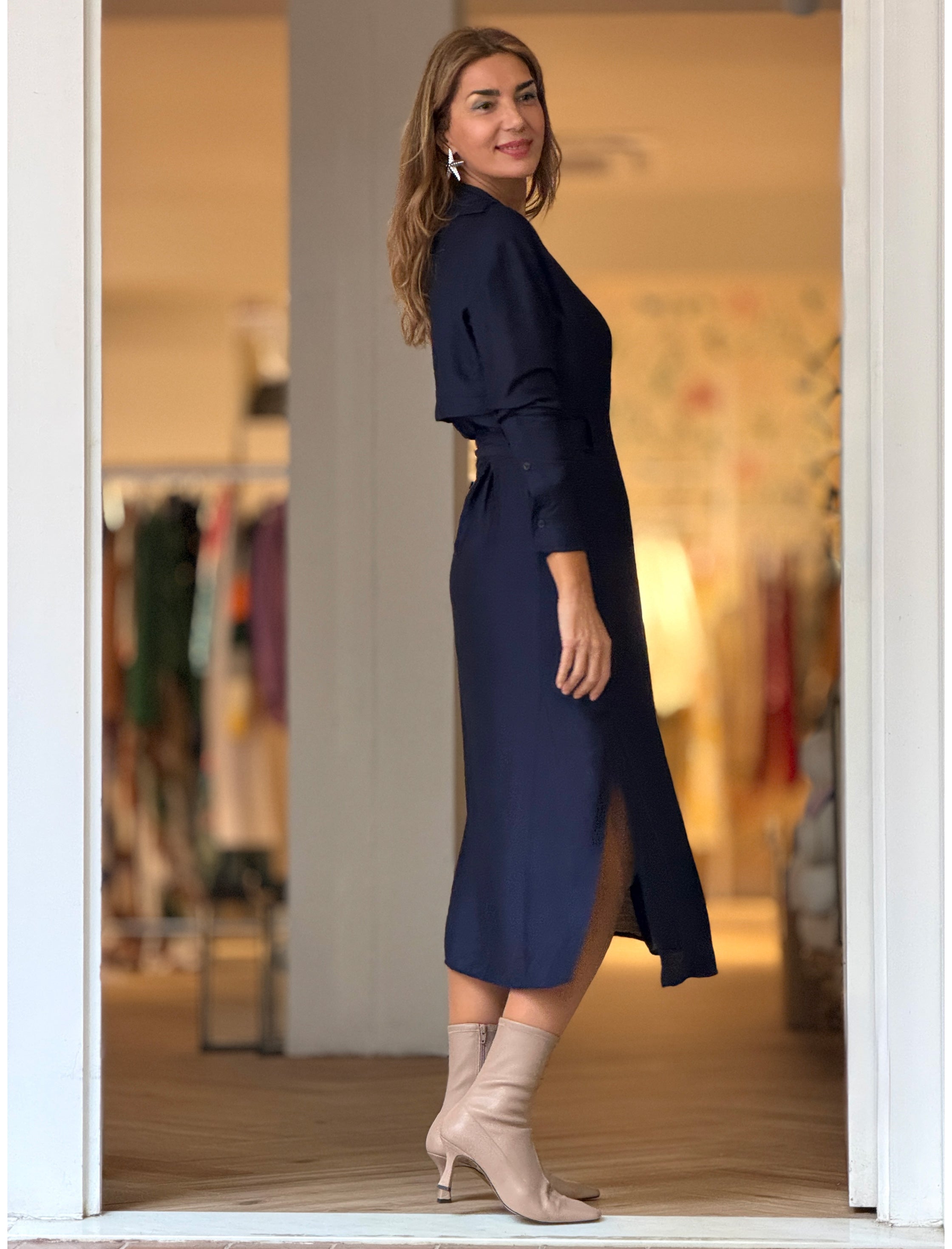 Vestido cruzado azul marino elegante