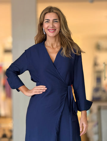 Vestido cruzado azul marino elegante