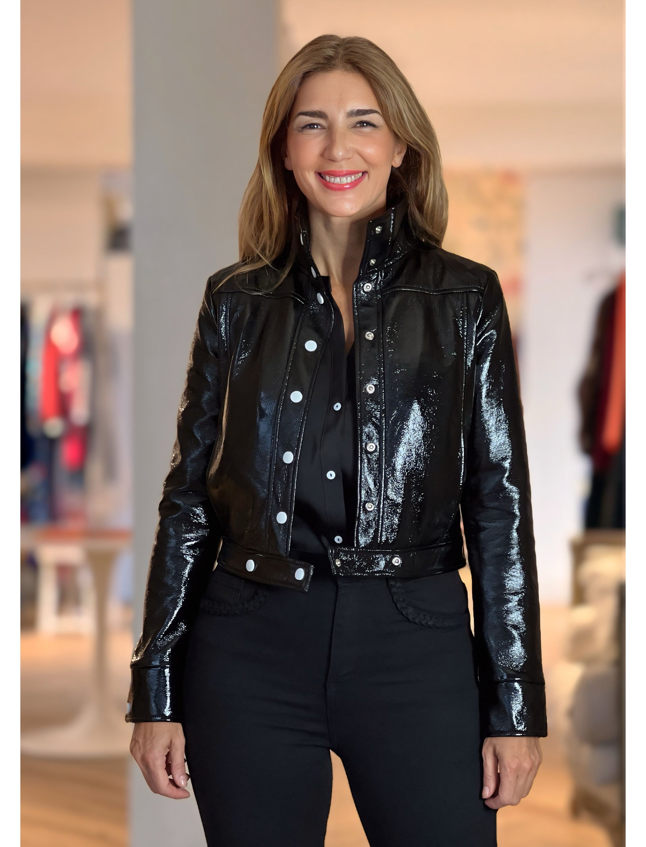 Chaqueta chic de charol negro
