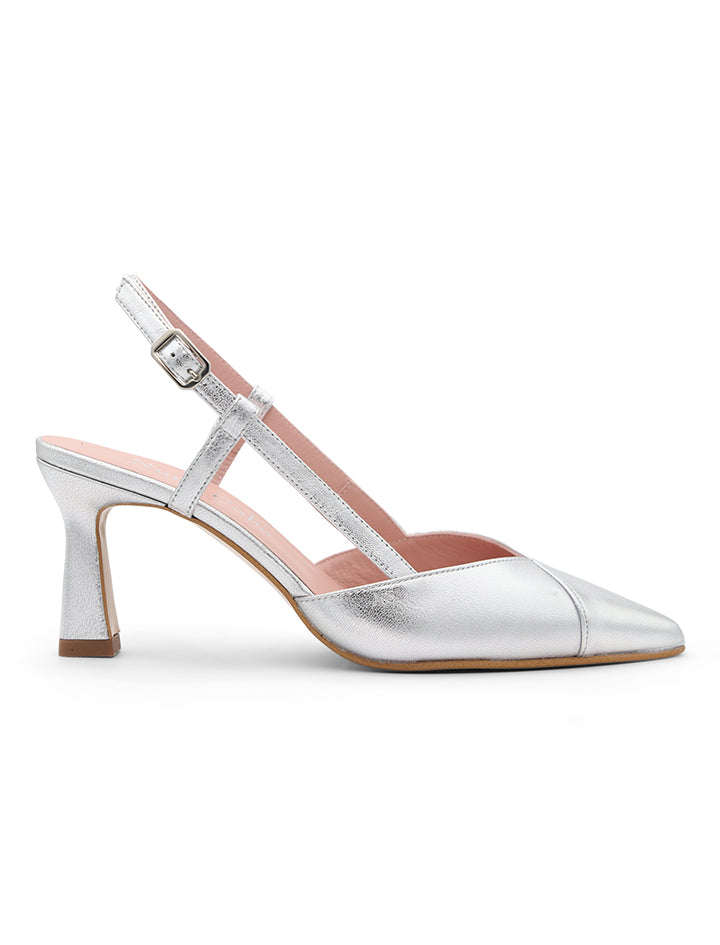 Zapato salón color plata con tacón cómodo y puntera fina – Nuria Cobo

