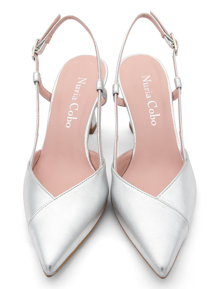 Zapato salón color plata con tacón cómodo y puntera fina – Nuria Cobo

