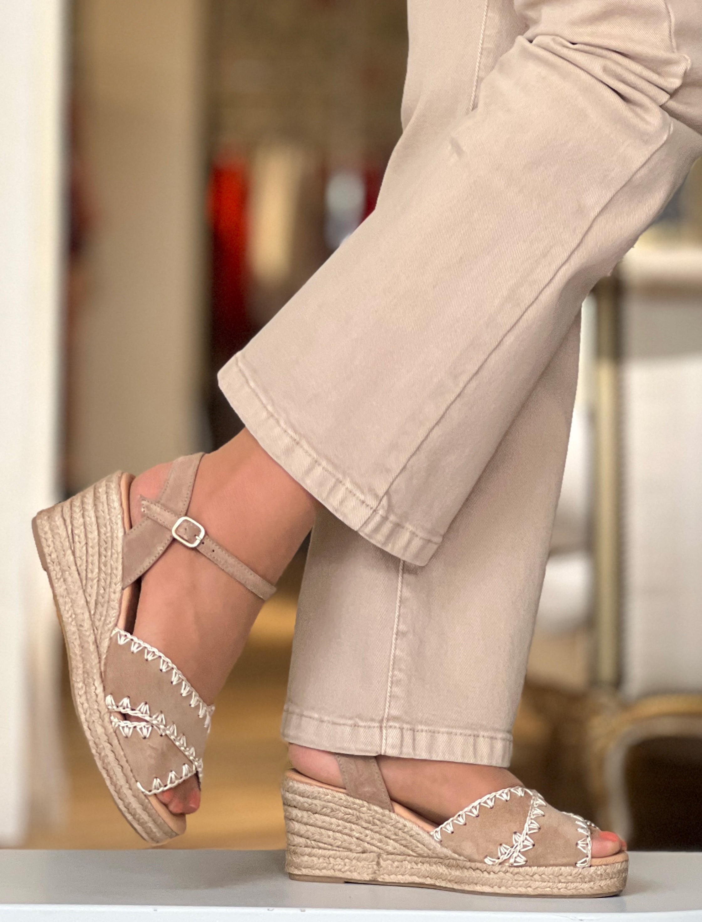 Alpargata de cuña piel puntera bordada Mikonos beige