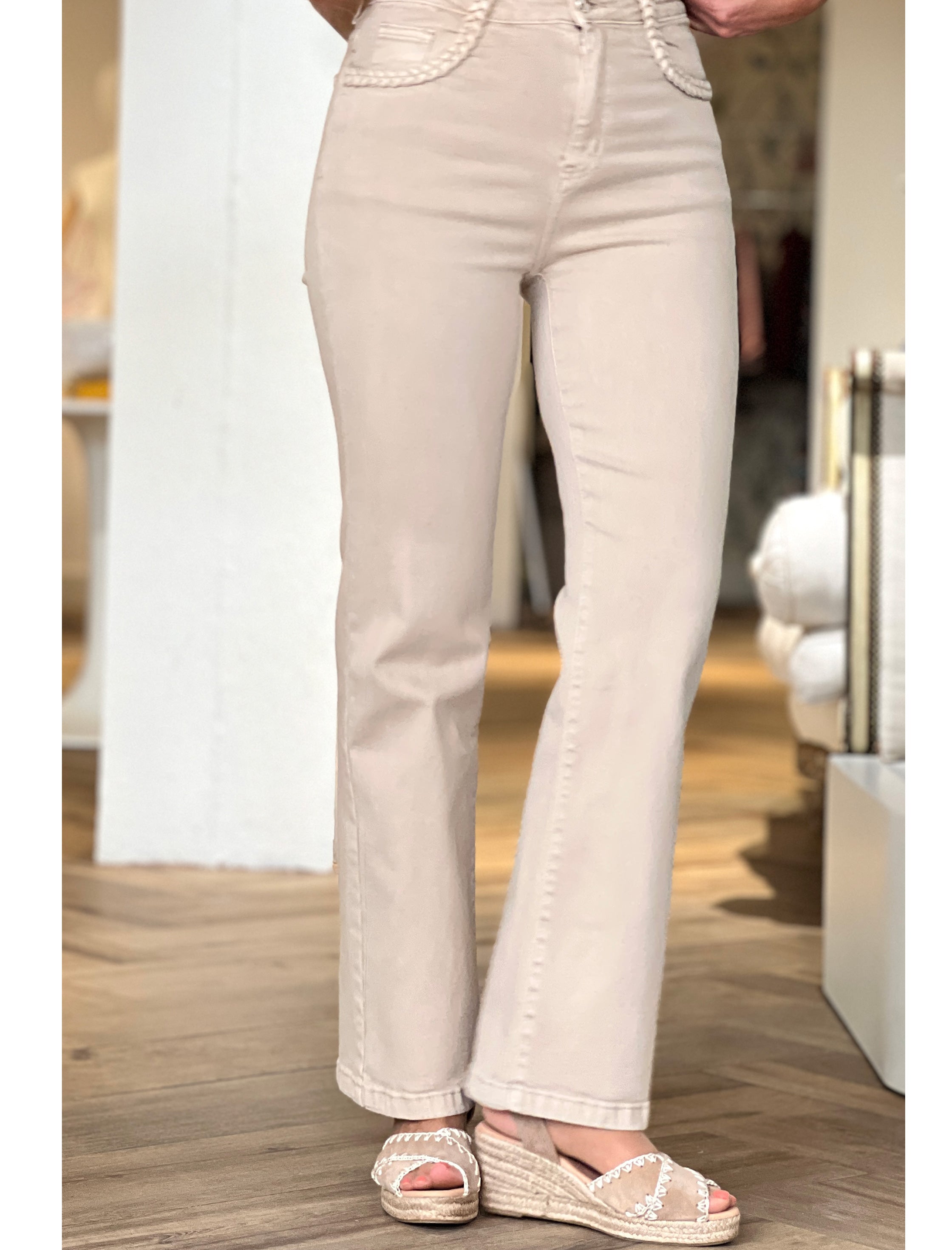 Pantalón vaquero bolsillos chic arena