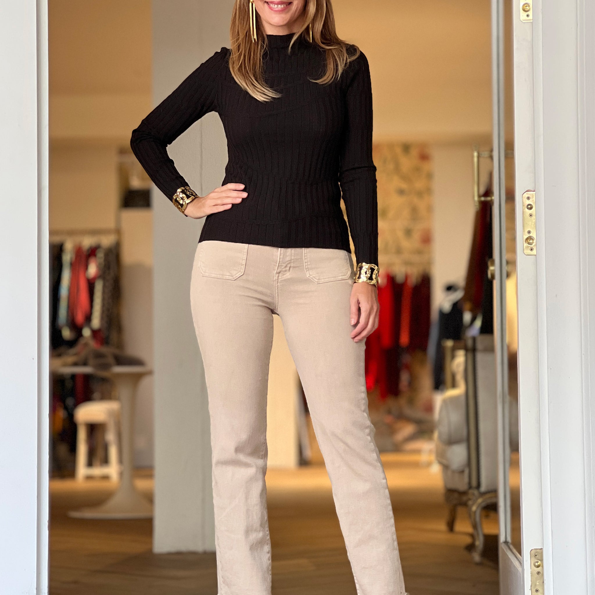 Pantalón vaquero beig bolsillos