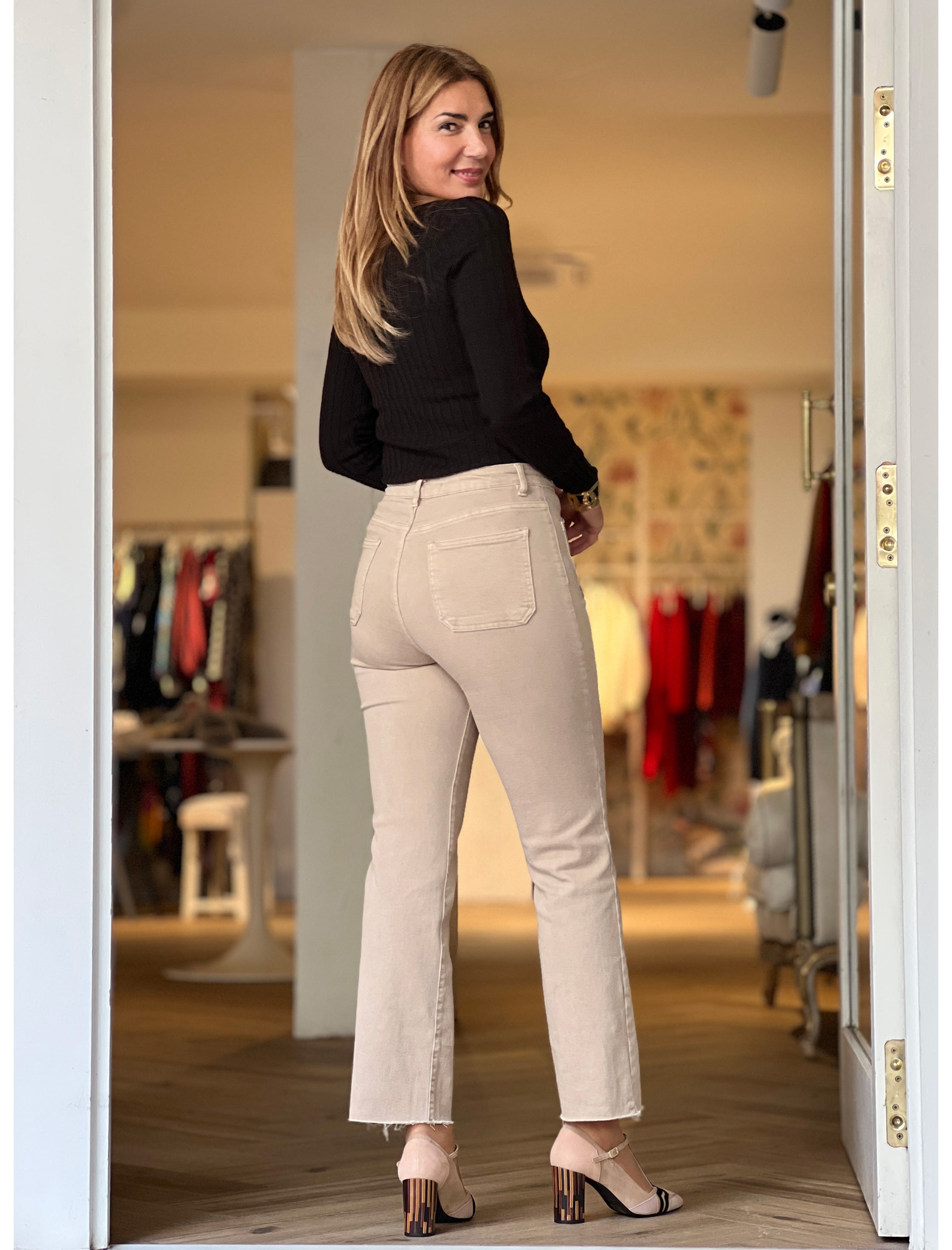 Pantalón vaquero beig bolsillos