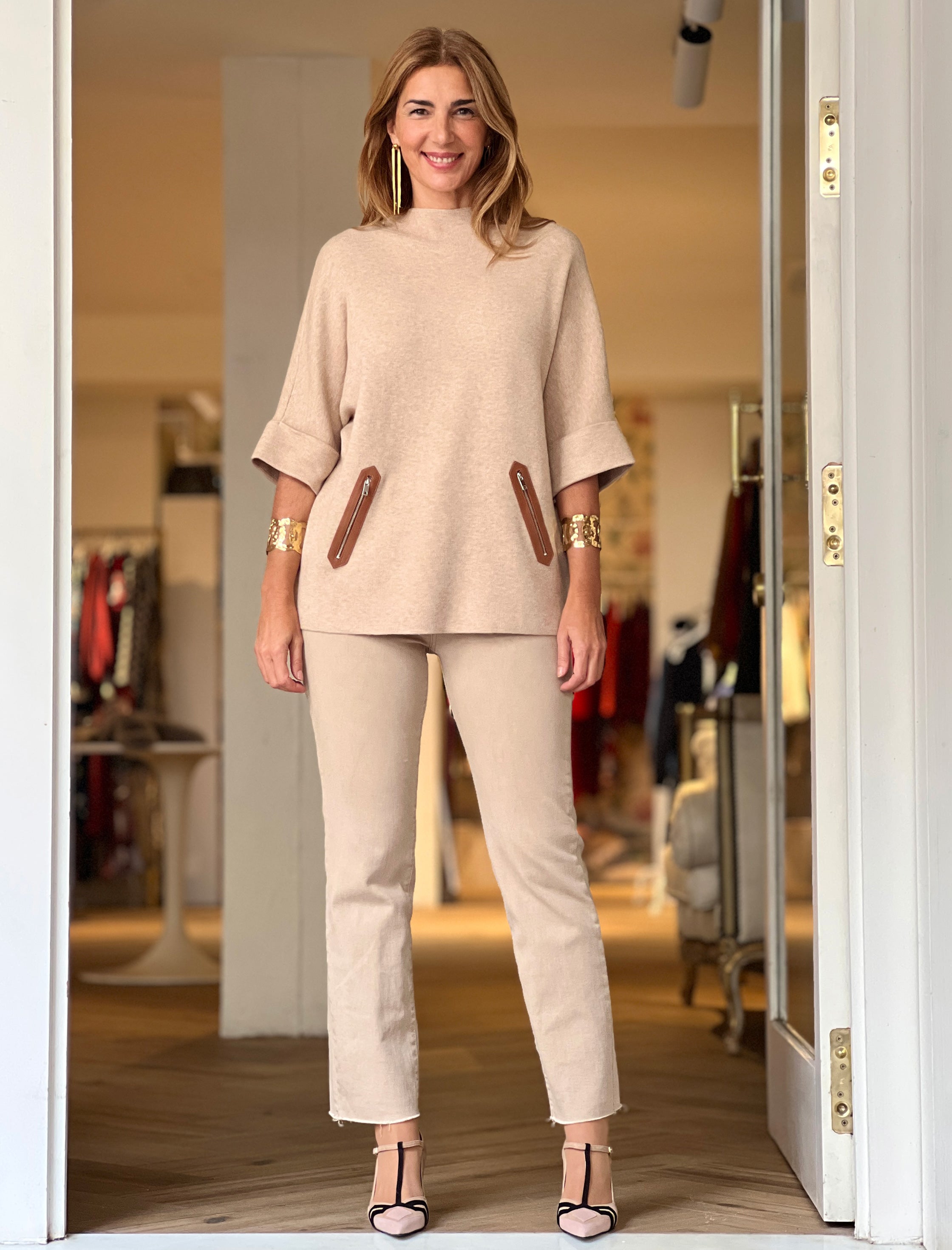 Pantalón vaquero beig bolsillos