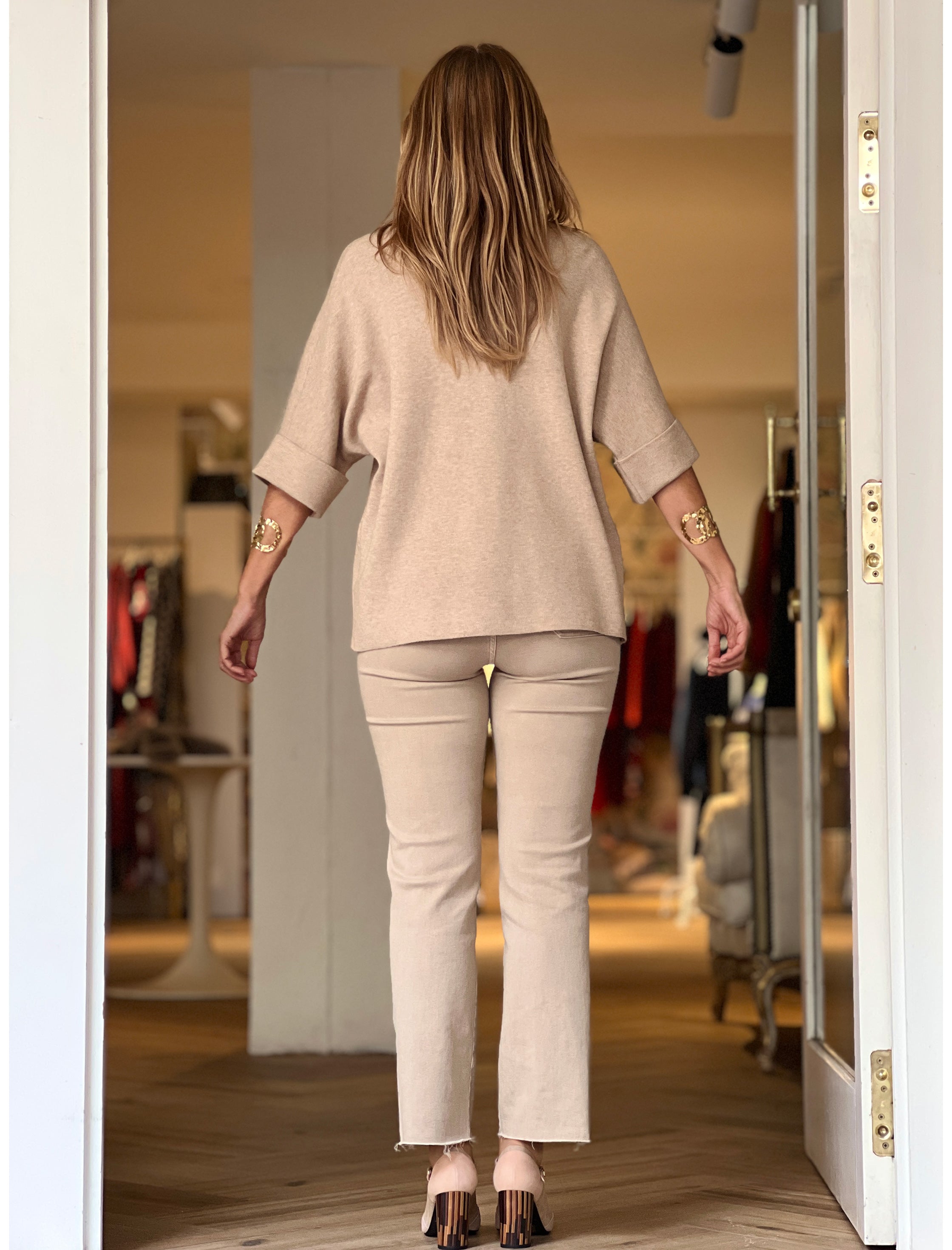 Pantalón vaquero beig bolsillos