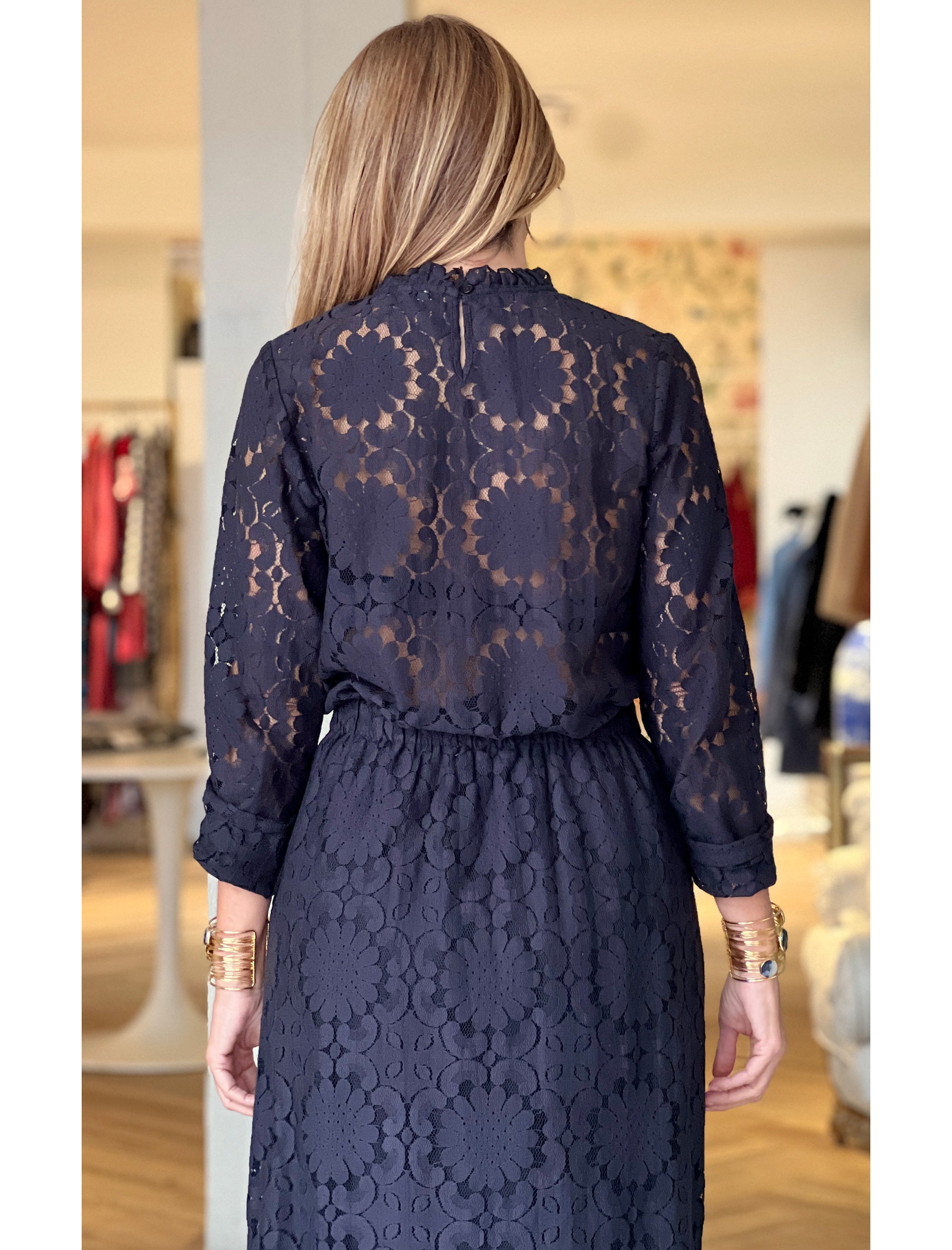 Total look camisa y falda de encaje artesanal