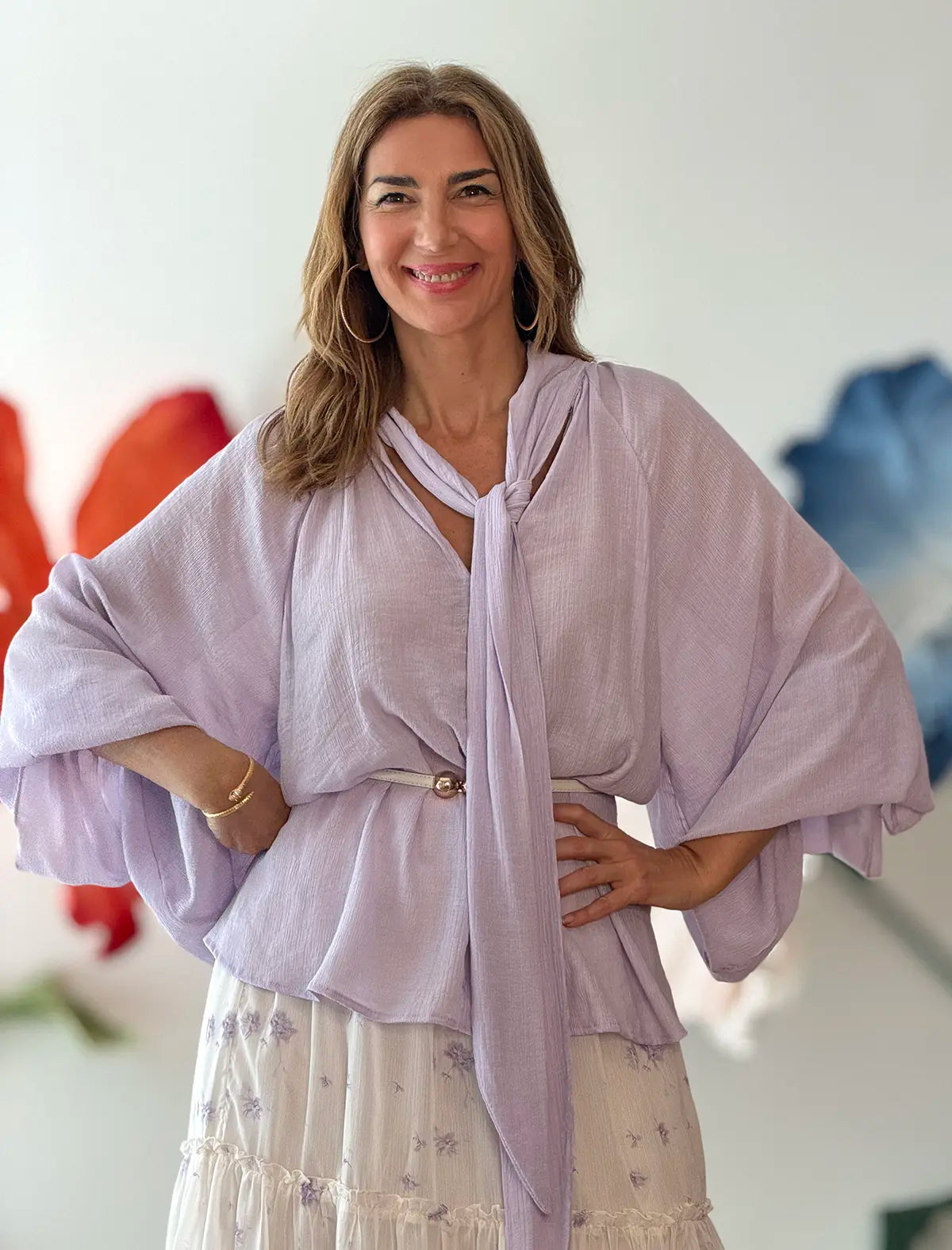 Camisa lila con lazada combinada en look de temporada