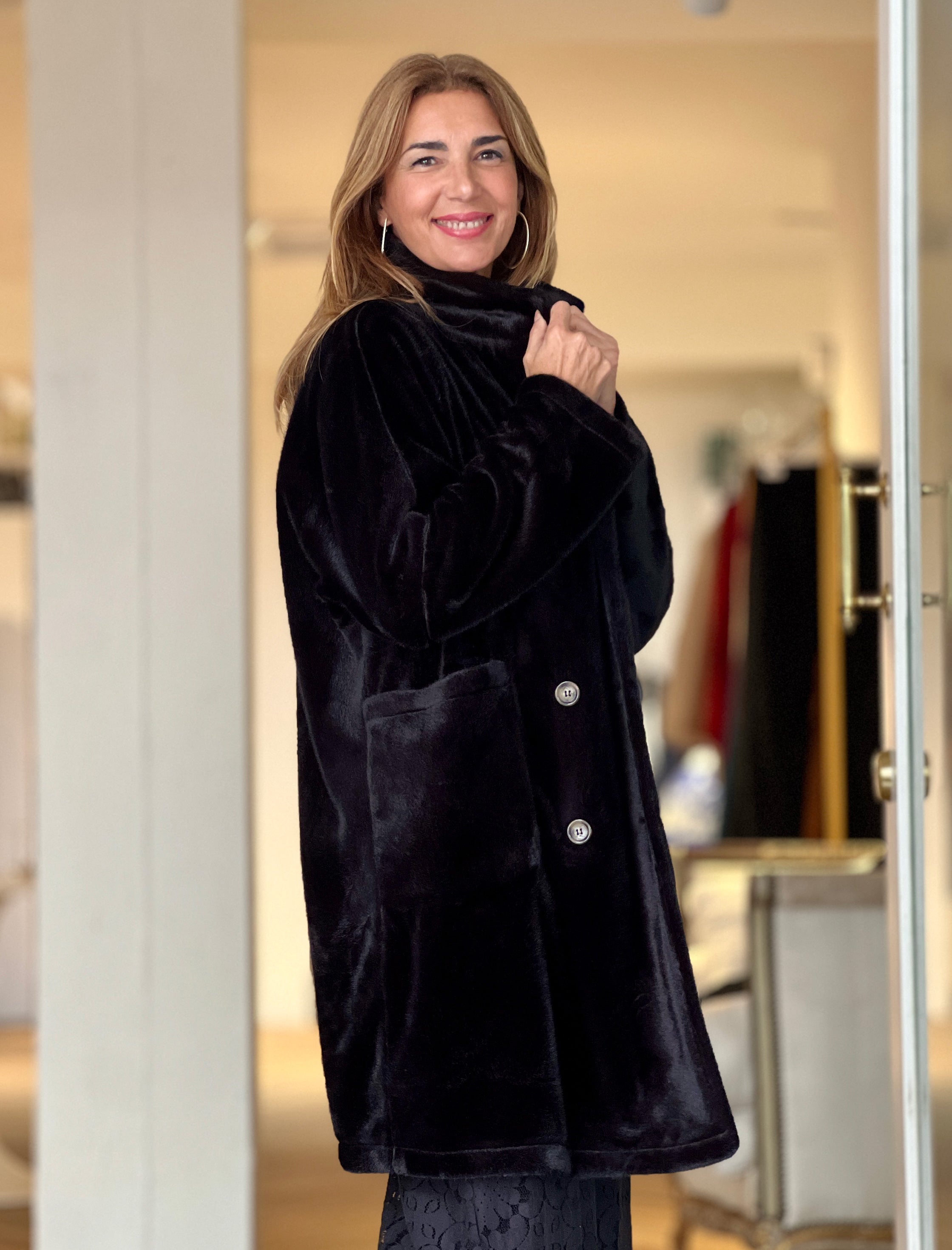 Abrigo de pelo suave negro