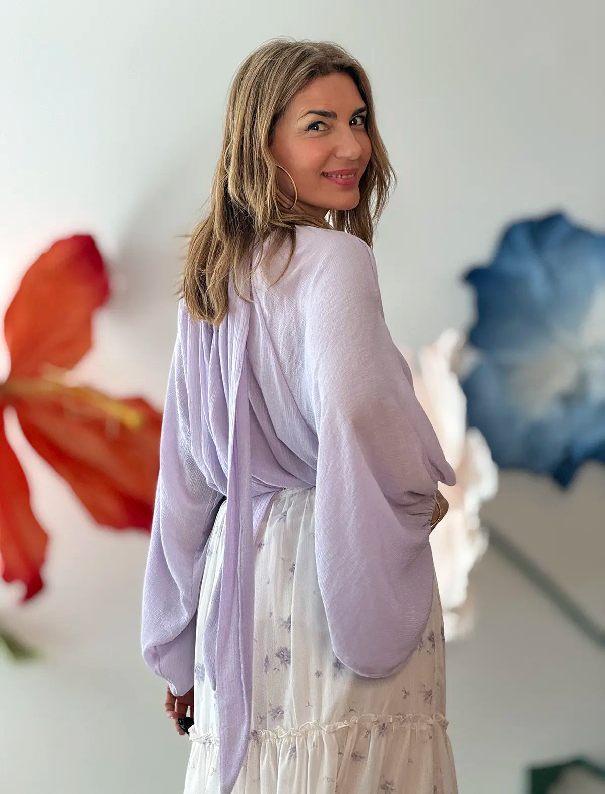 Camisa lila con lazada ideal