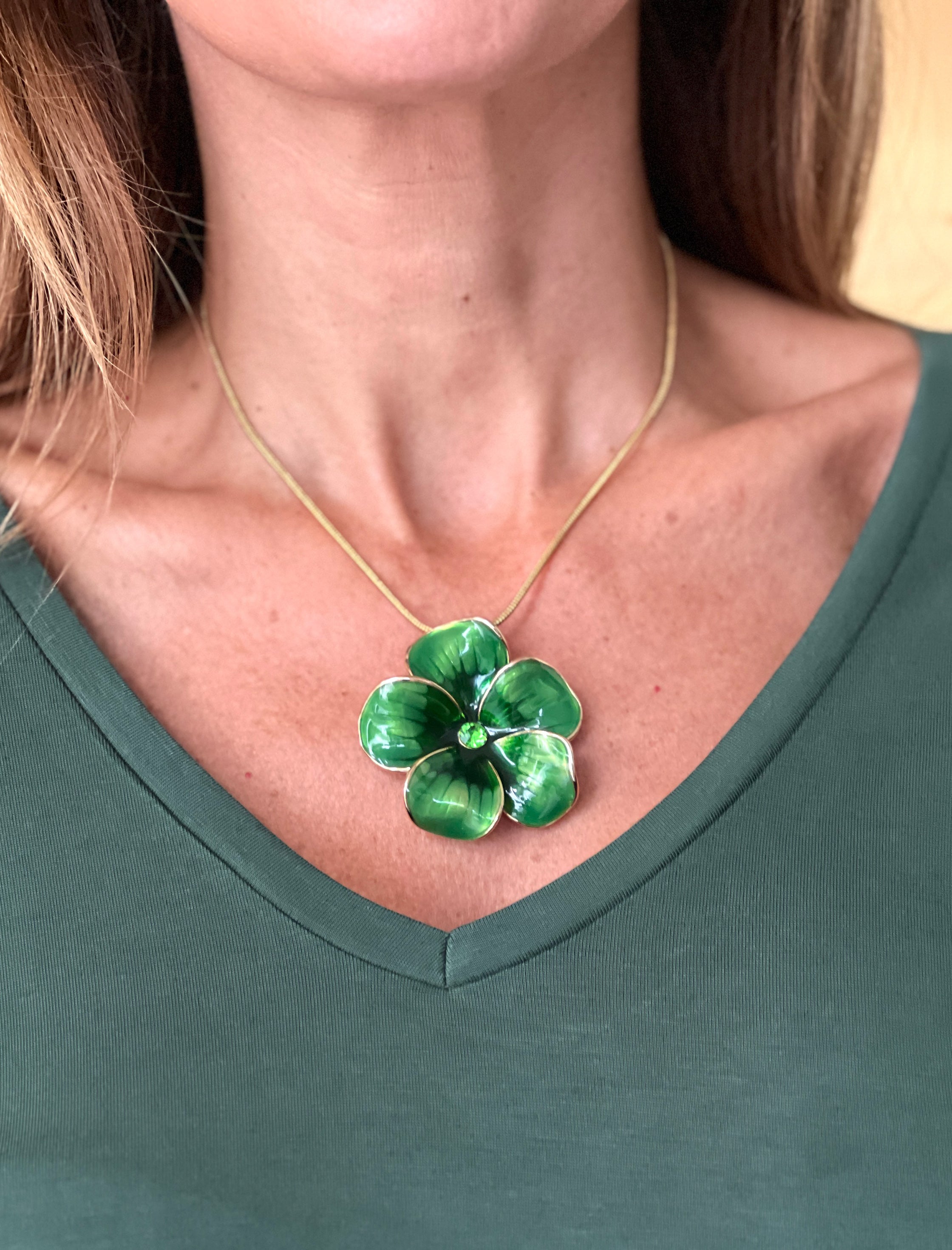 Collar flor verde