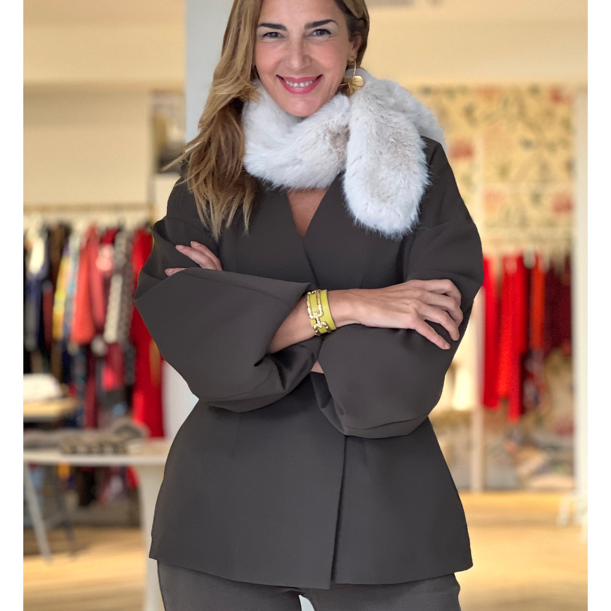 Cuello de pelo suave blanco