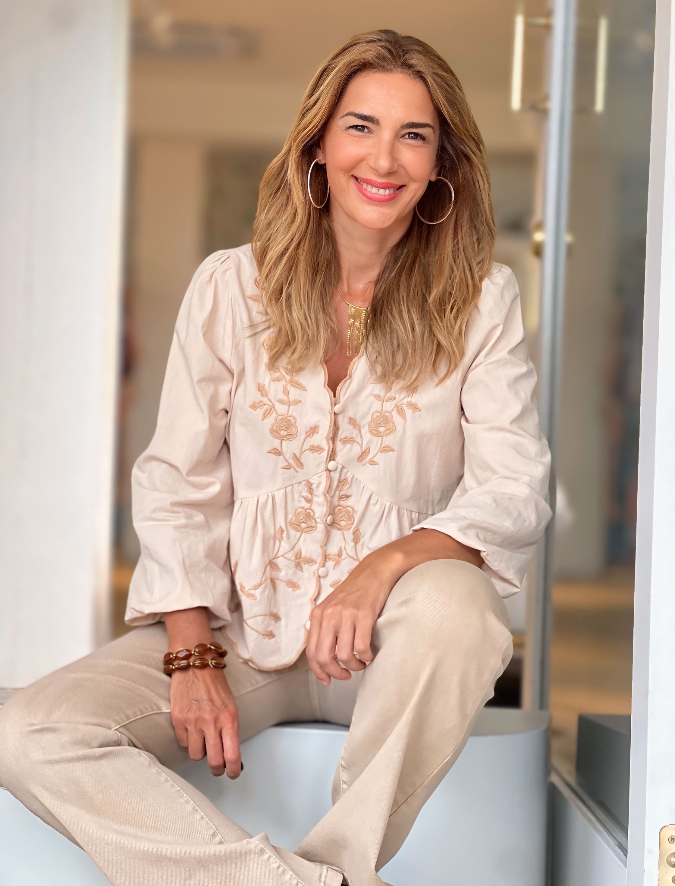 Pantalón vaquero bolsillos chic arena