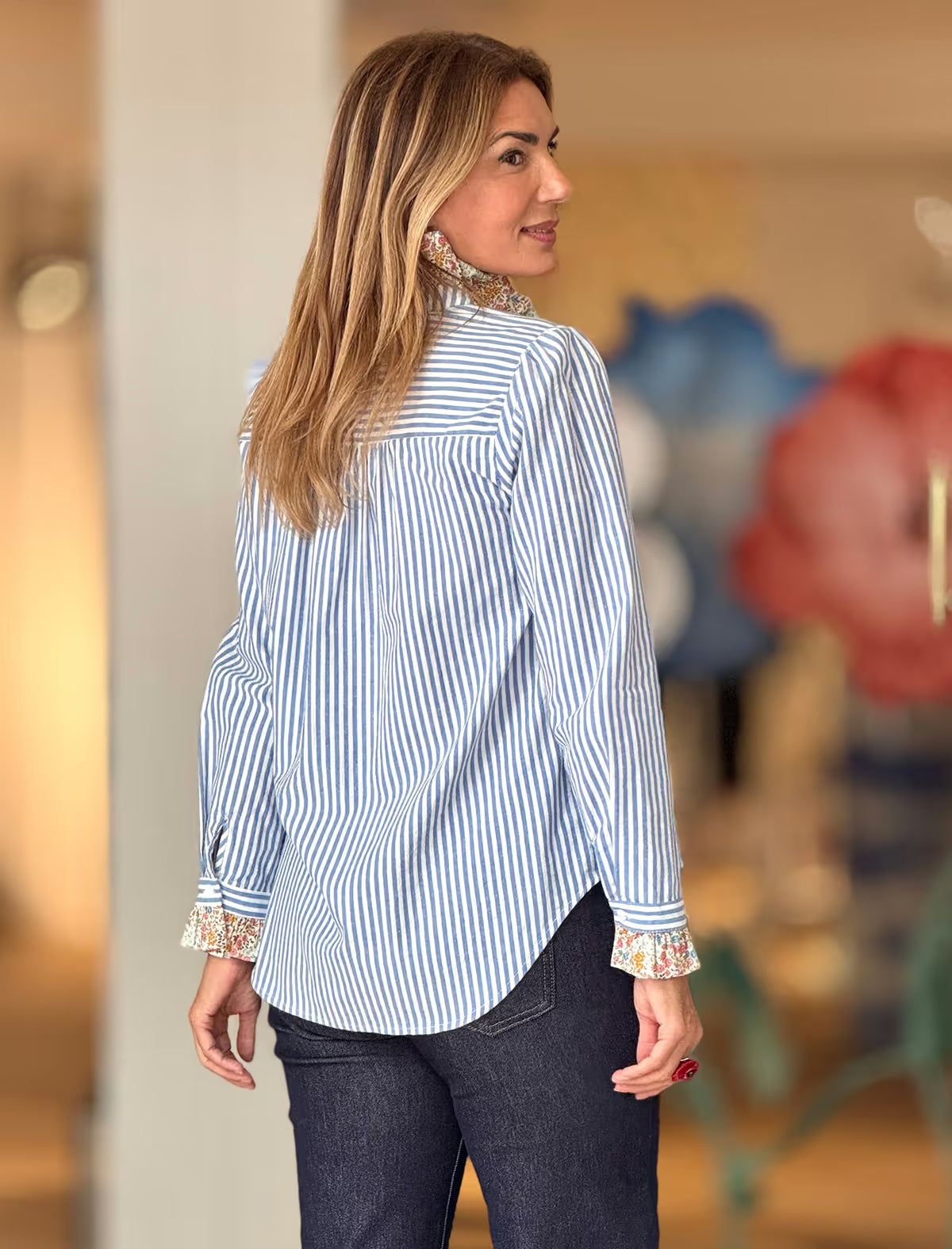 Camisa de rayas y flores