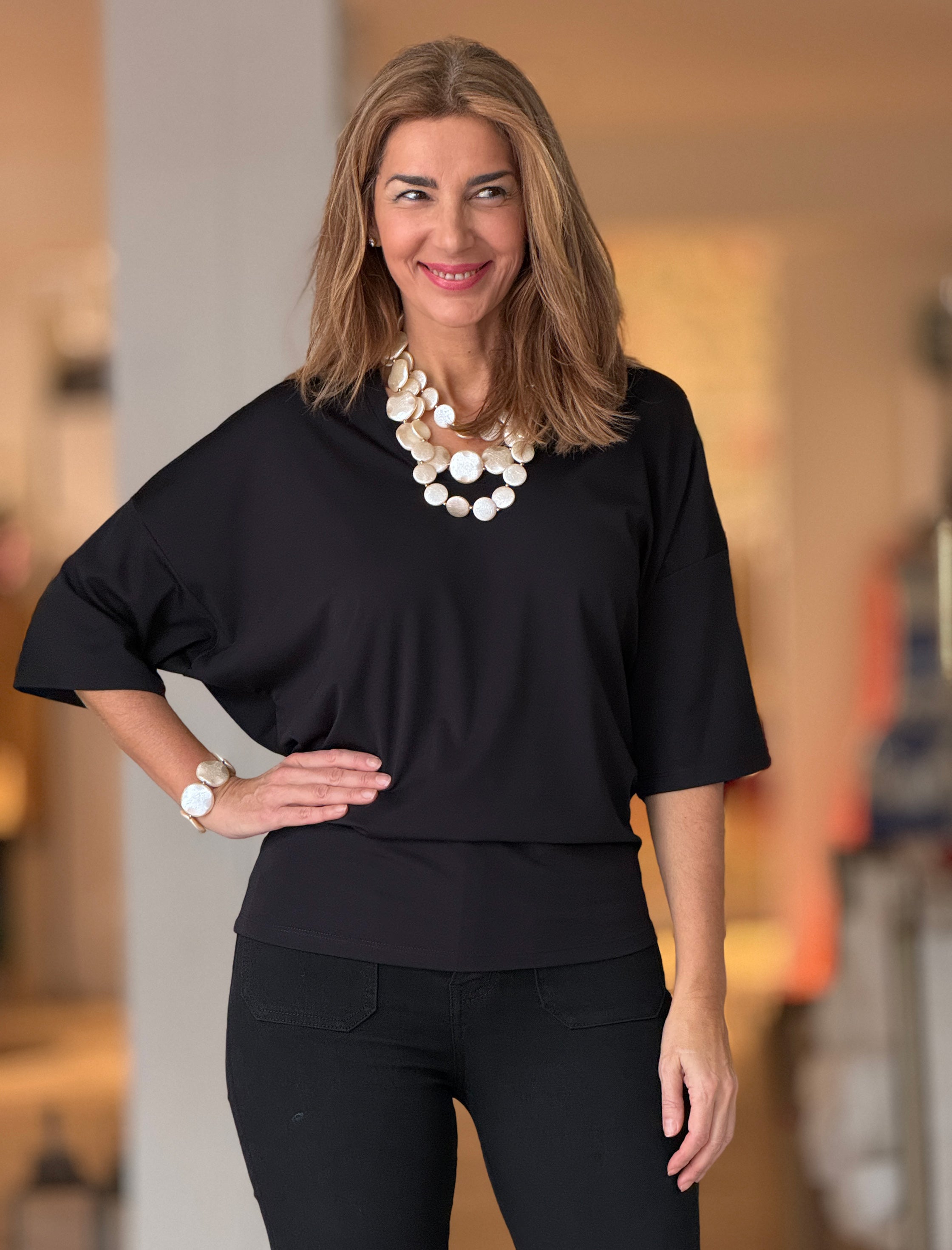 Camiseta negra de pico muy chic