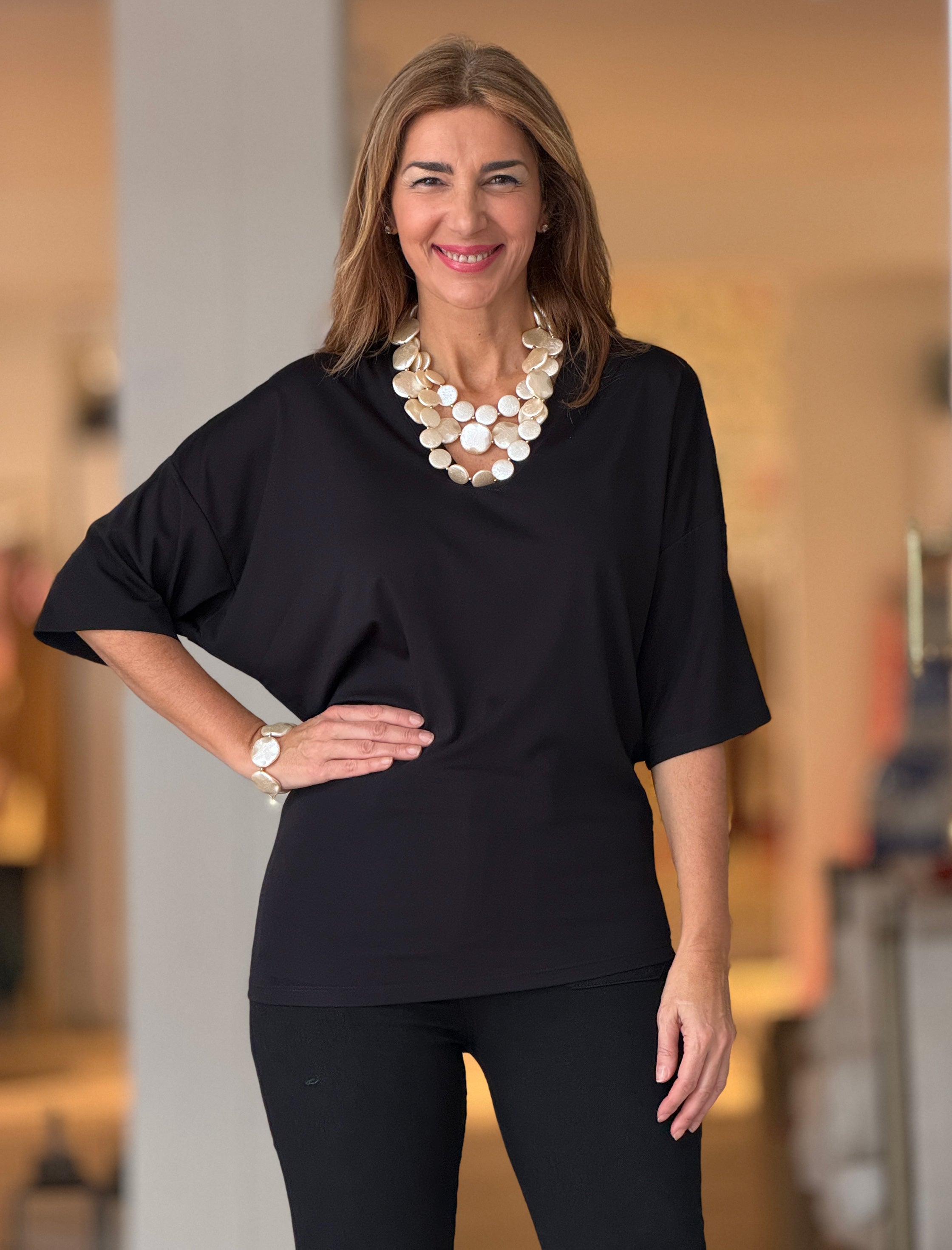 Camiseta negra de pico muy chic