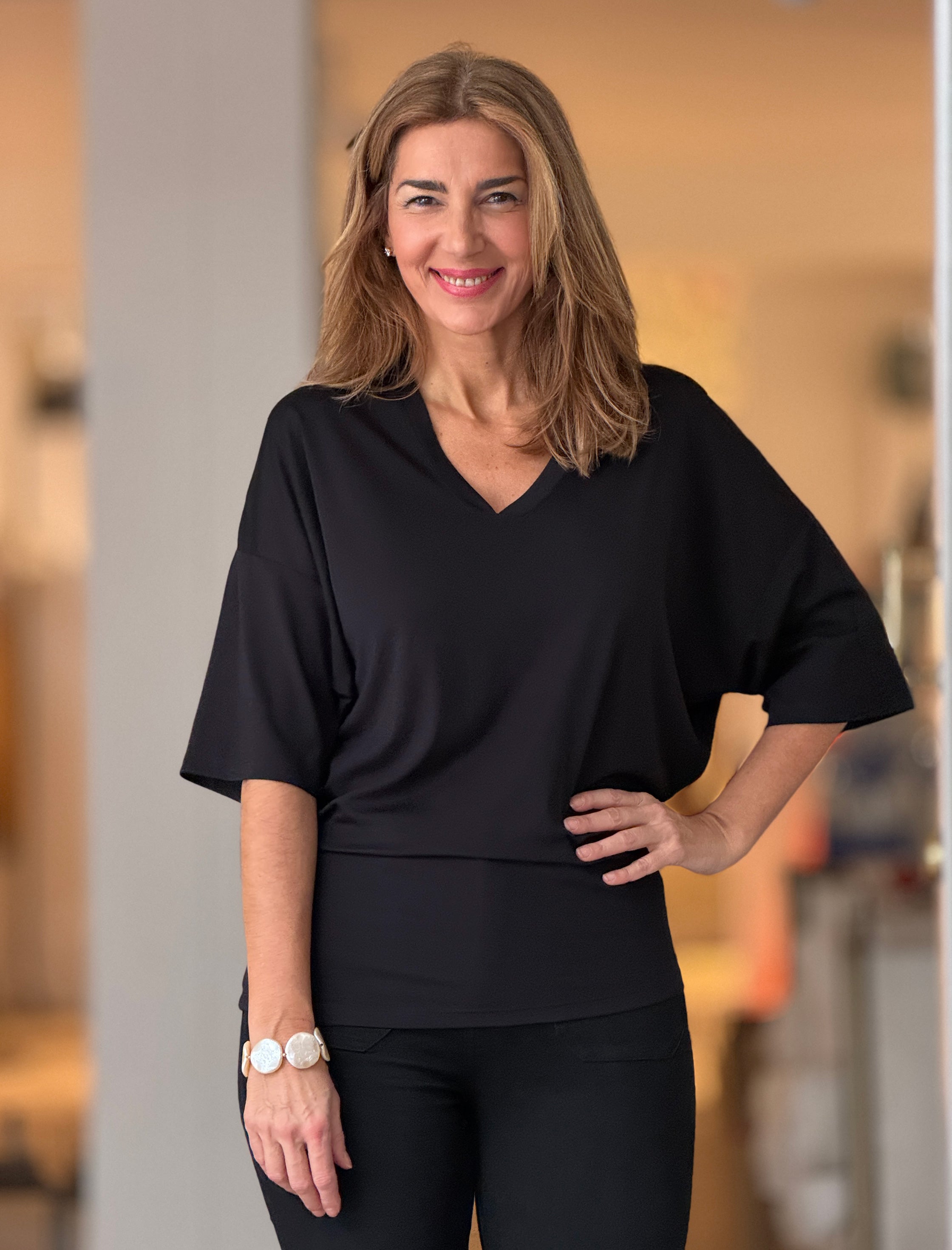 Camiseta negra de pico muy chic