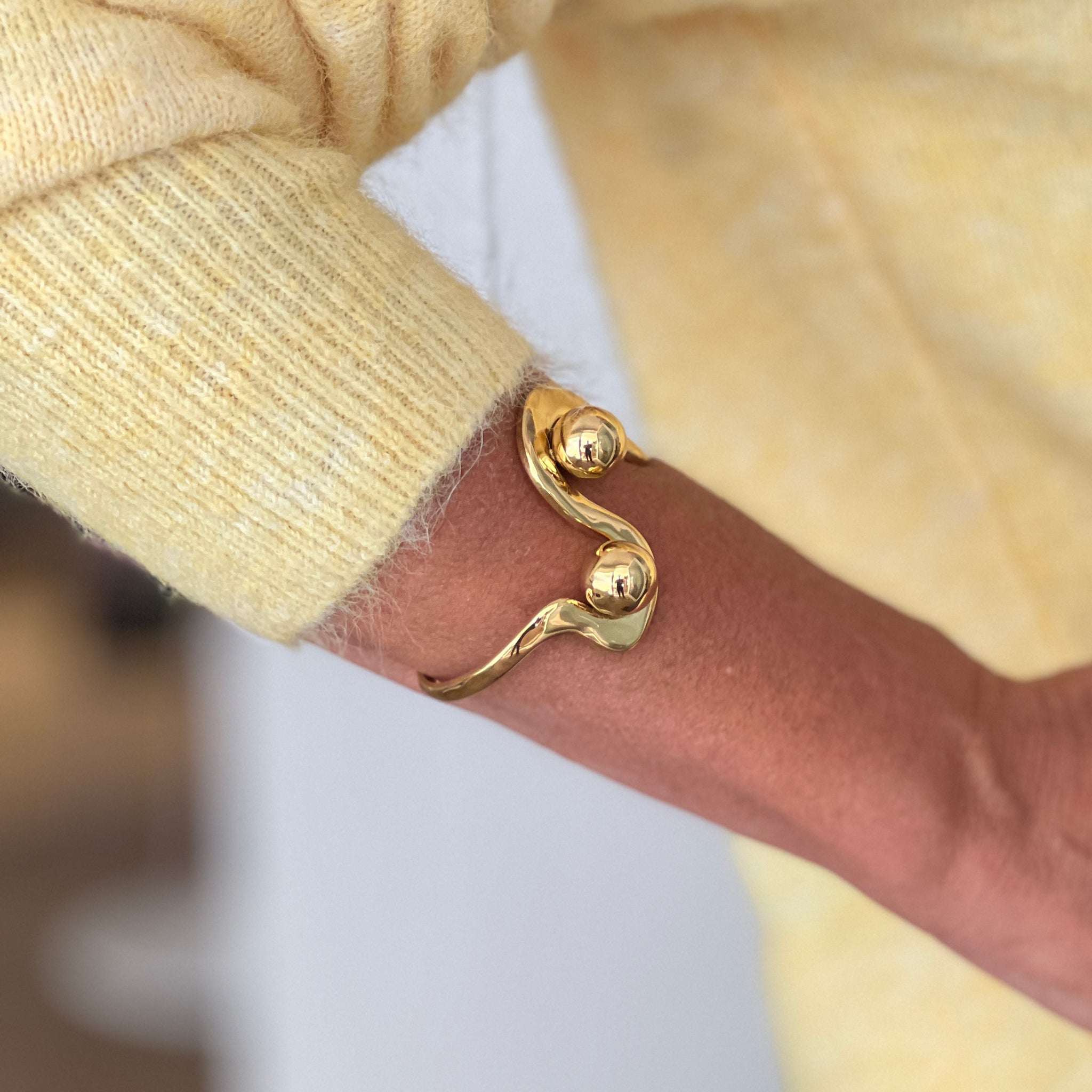Brazalete curvas chic