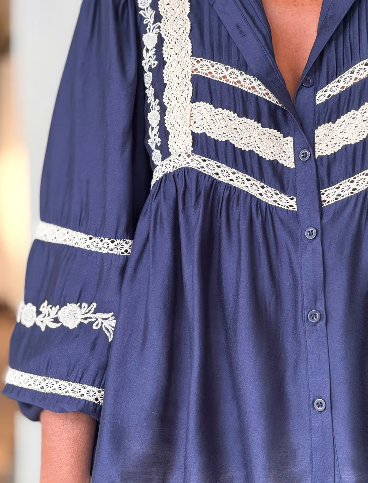 Camisa azul encajes ideales
