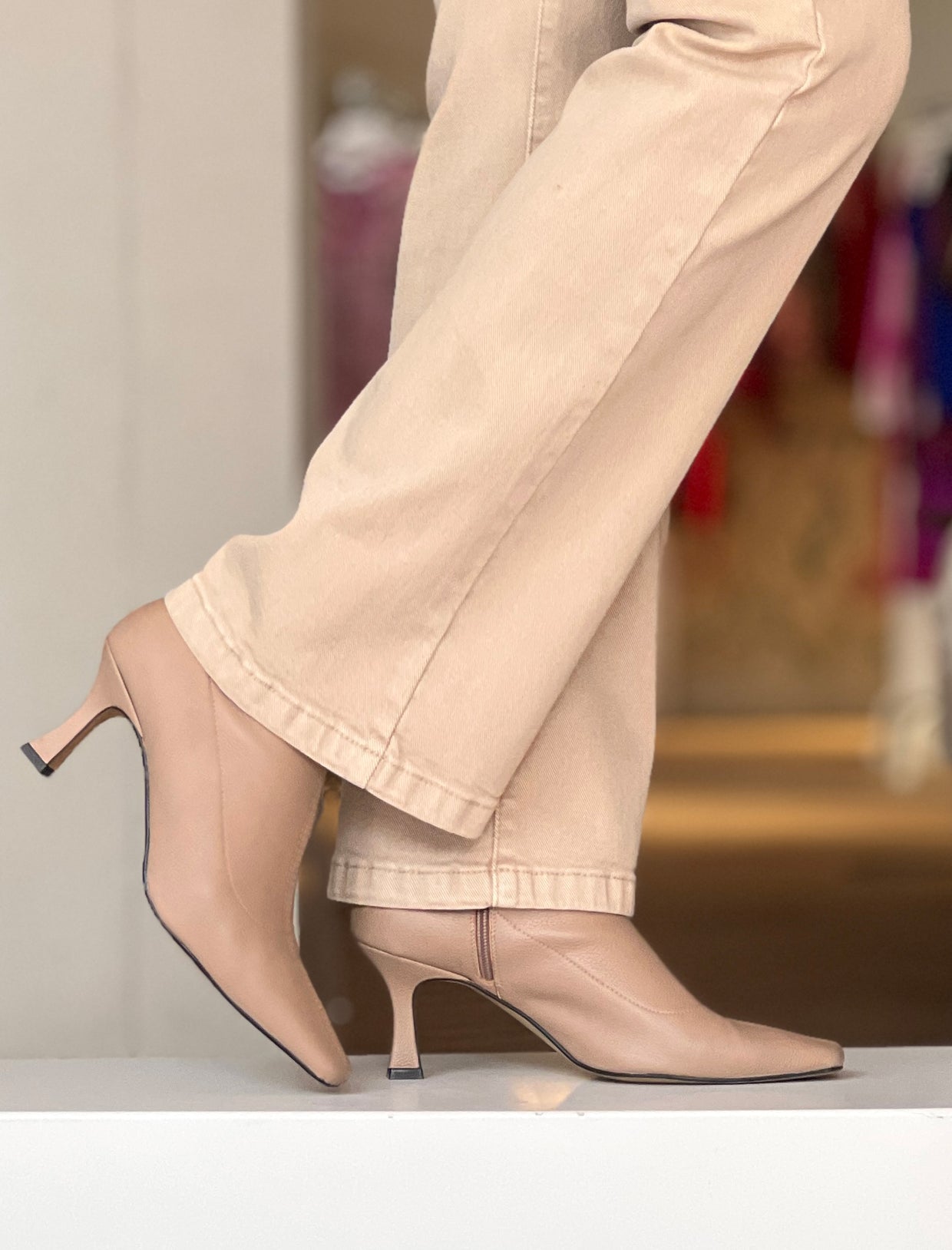 Botín en tono camel combinado con pantalón beige