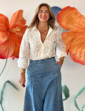 Camisa blanca de mujer preciosa de encajes