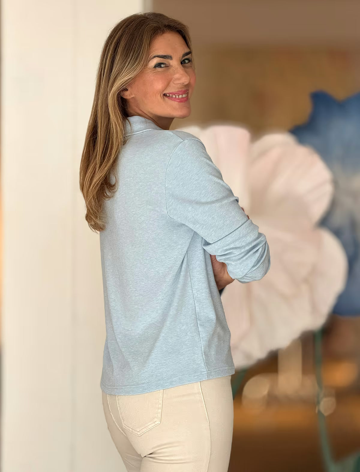 Polo suave bolsillos chic celeste