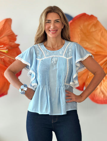 Blusa celeste bordada con encajes