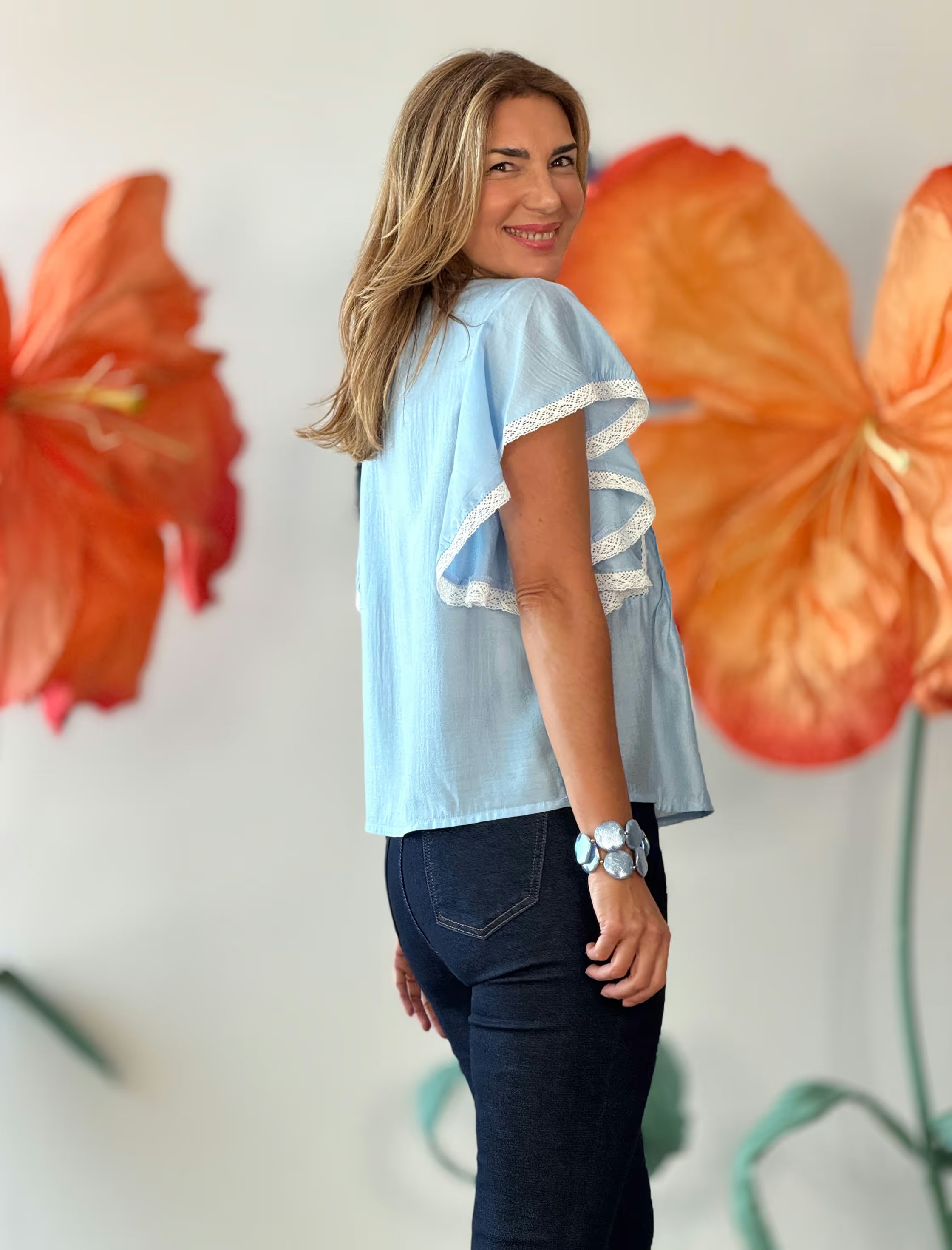 Blusa celeste bordada con encajes
